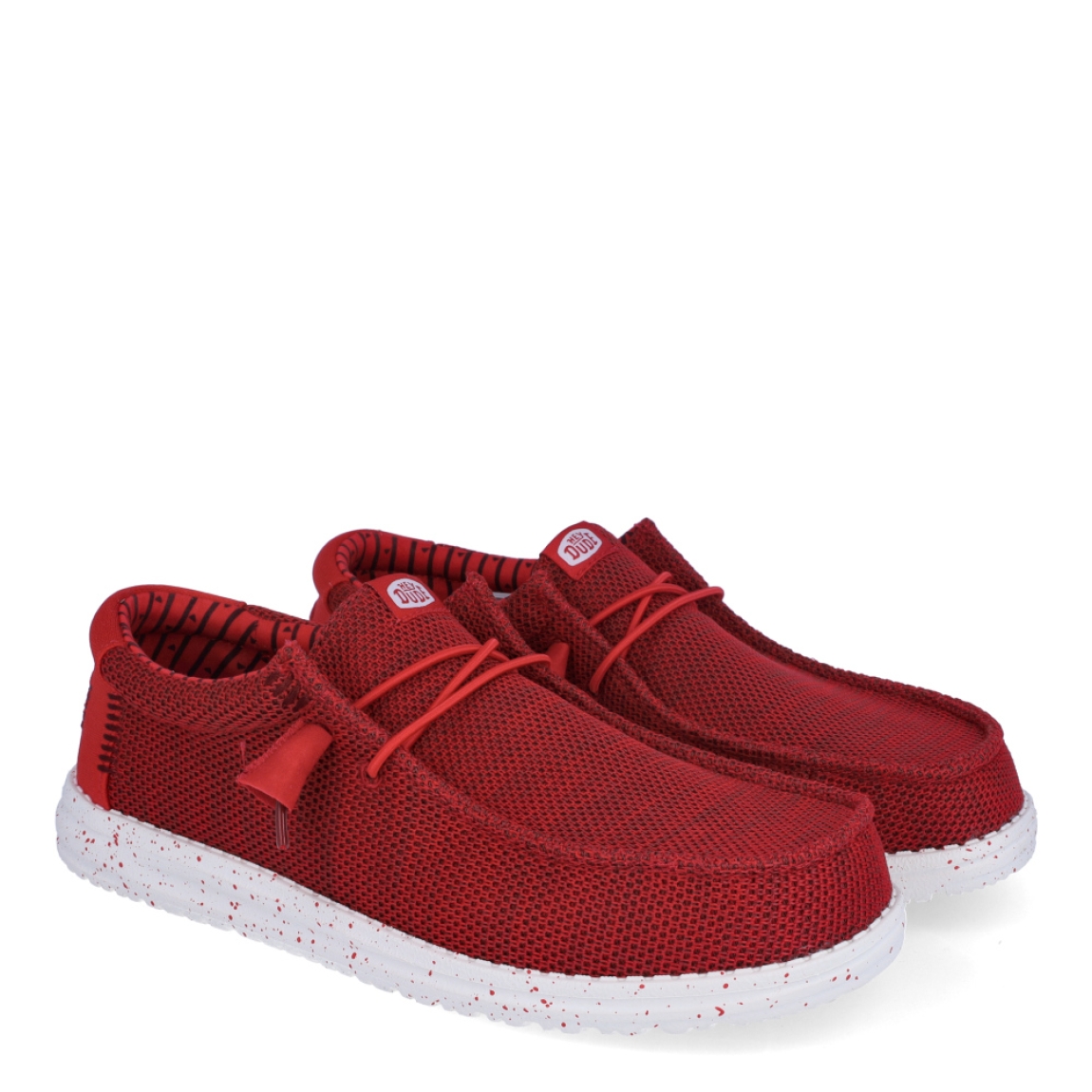 Náuticos de la marca Hey Dude, modelo WALLY STRECH. Exterior de los náuticos en tela color rojo. Interior de los náuticos en tela color rojo y plantilla acolchada y extraíble. Cierre de los náuticos Hey Dude con cordones elásticos y suela plana de goma. Estos náuticos Hey Dude WALLY STRECH, son el complemento perfecto para esta temporada, los podrás lucir con la máxima comodidad posible.
