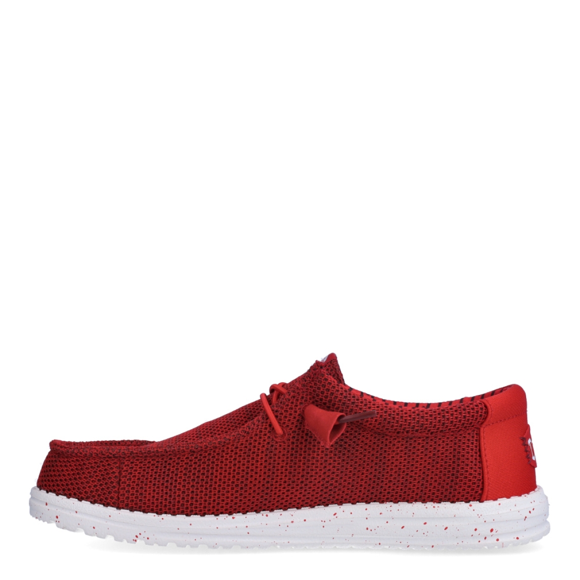 Náuticos de la marca Hey Dude, modelo WALLY STRECH. Exterior de los náuticos en tela color rojo. Interior de los náuticos en tela color rojo y plantilla acolchada y extraíble. Cierre de los náuticos Hey Dude con cordones elásticos y suela plana de goma. Estos náuticos Hey Dude WALLY STRECH, son el complemento perfecto para esta temporada, los podrás lucir con la máxima comodidad posible.