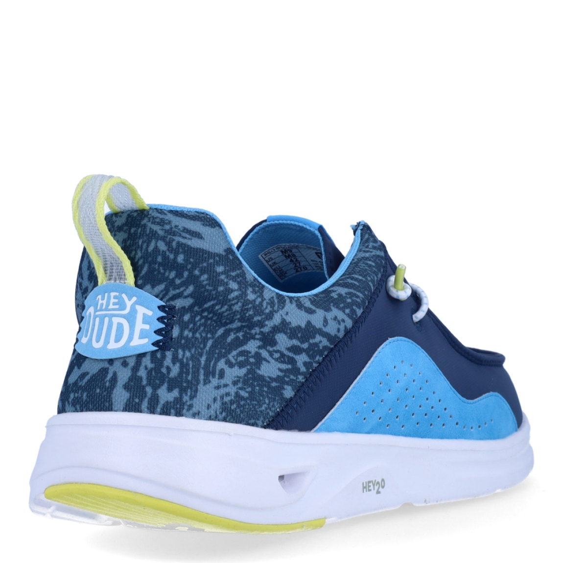 Náuticos de la marca Hey Dude, modelo WALLY HEY20. Exterior de los náuticos en tela color azul con detalles en celeste. Interior de los náuticos en tela con estampado azul y plantilla acolchada y extraíble. Cierre de los náuticos Hey Dude con cordones elásticos y suela plana de goma. Estos náuticos Hey Dude WALLY HEY20, son el complemento perfecto para esta temporada, los podrás lucir con la máxima comodidad posible.