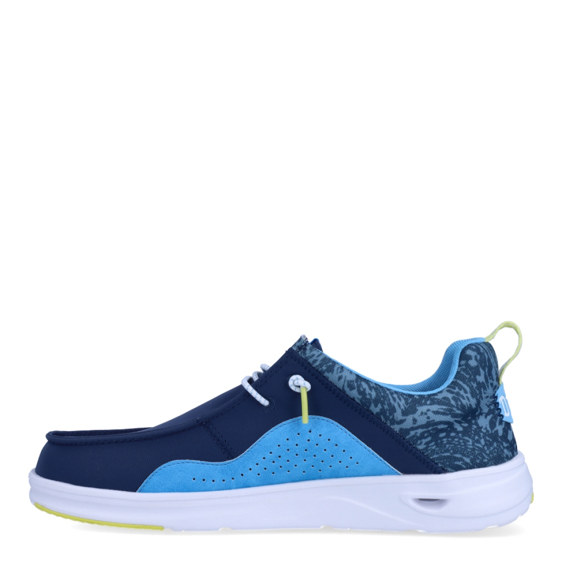 Náuticos de la marca Hey Dude, modelo WALLY HEY20. Exterior de los náuticos en tela color azul con detalles en celeste. Interior de los náuticos en tela con estampado azul y plantilla acolchada y extraíble. Cierre de los náuticos Hey Dude con cordones elásticos y suela plana de goma. Estos náuticos Hey Dude WALLY HEY20, son el complemento perfecto para esta temporada, los podrás lucir con la máxima comodidad posible.
