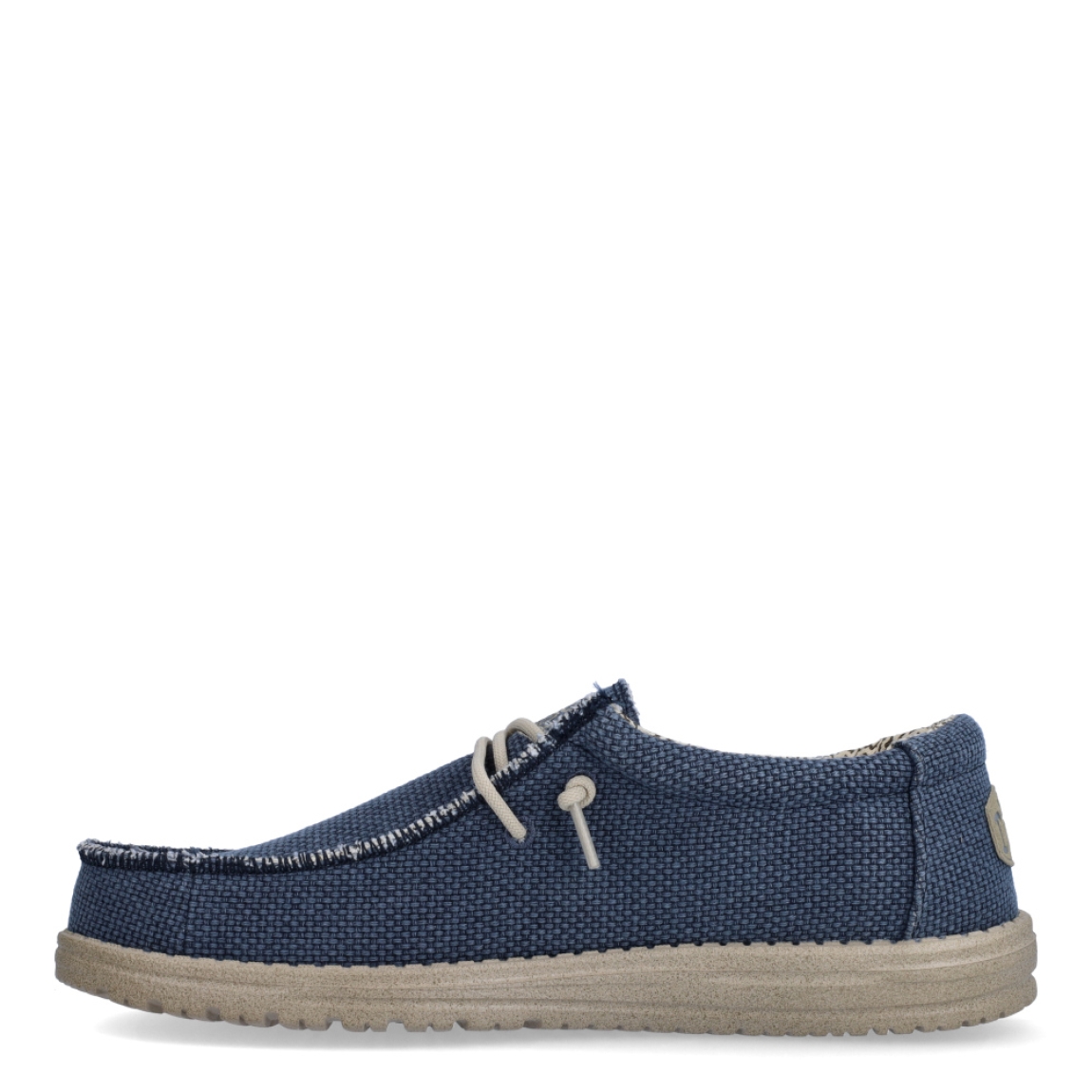 Náuticos de la marca Hey Dude, modelo WALLY BRAIDED. Exterior de los náuticos en tela color azul. Interior de los náuticos en tela con estampado gris y plantilla acolchada y extraíble. Cierre de los náuticos Hey Dude con cordones elásticos y suela plana de goma. Estos náuticos Hey Dude WALLY BRAIDED, son el complemento perfecto para esta temporada, los podrás lucir con la máxima comodidad posible.