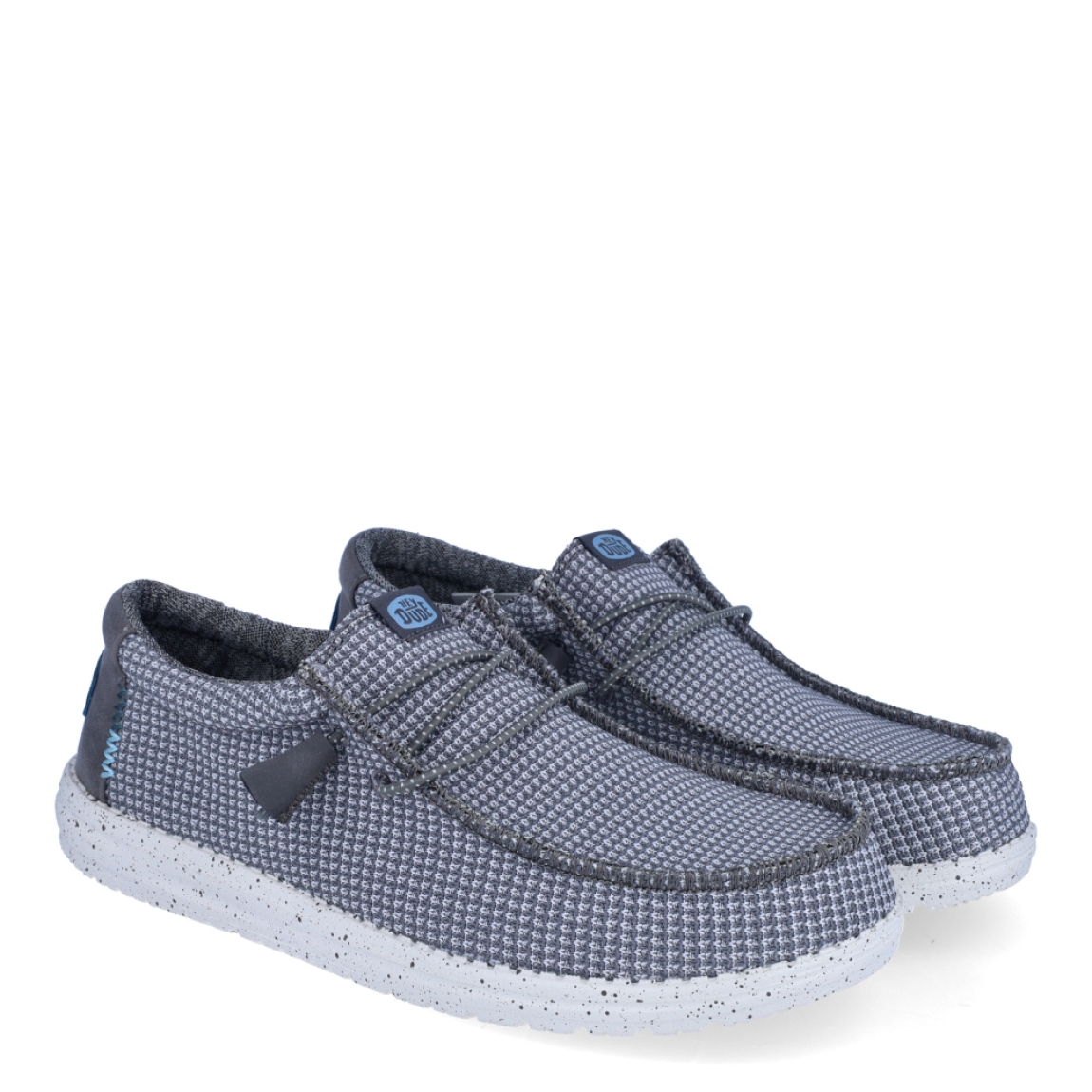 Náuticos de la marca Hey Dude, modelo WALLY SPORT. Exterior de los náuticos en tela color gris. Interior de los náuticos en tela con estampado gris y plantilla acolchada y extraíble. Cierre de los náuticos Hey Dude con cordones elásticos y suela plana de goma. Estos náuticos Hey Dude WALLY SPORT, son el complemento perfecto para esta temporada, los podrás lucir con la máxima comodidad posible.