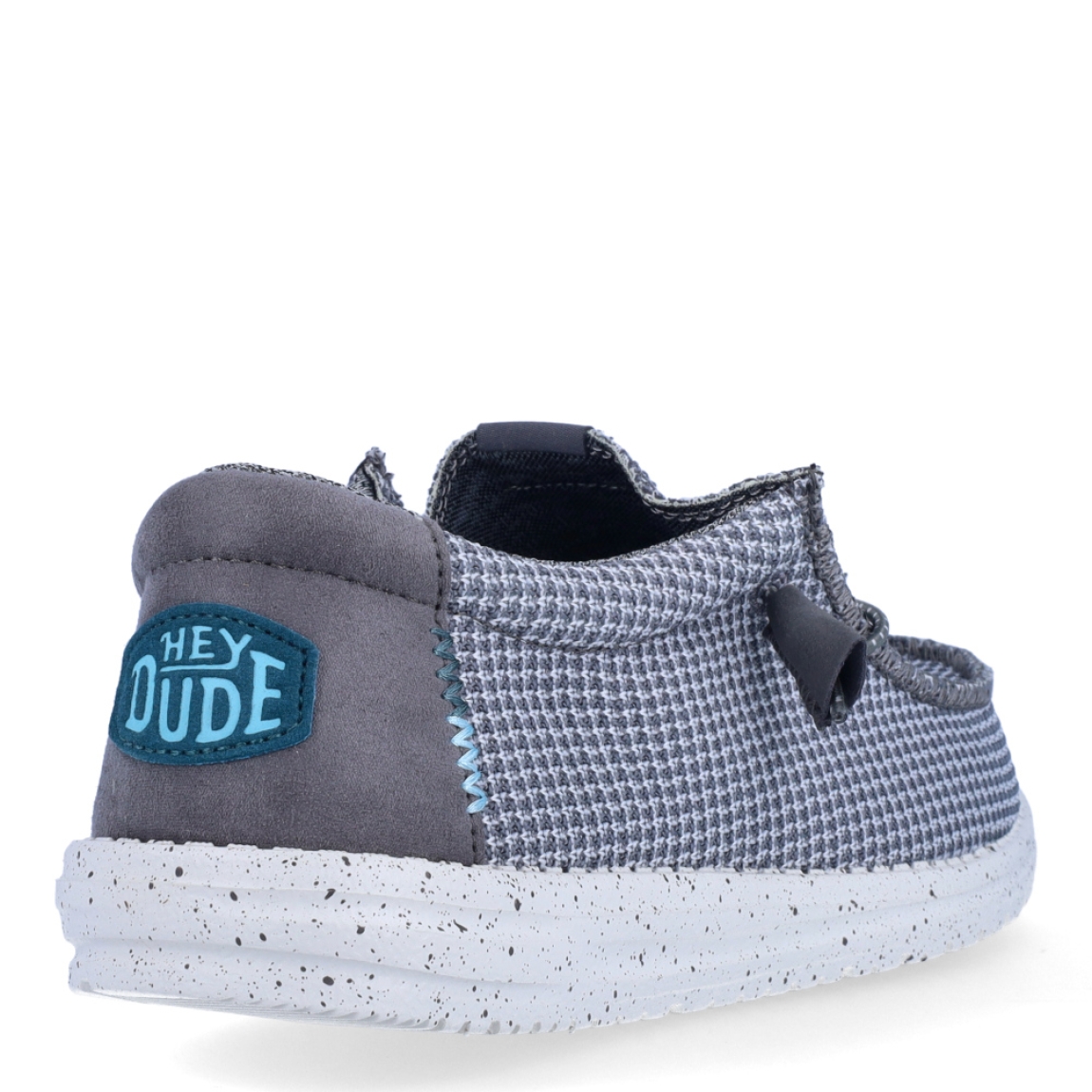 Náuticos de la marca Hey Dude, modelo WALLY SPORT. Exterior de los náuticos en tela color gris. Interior de los náuticos en tela con estampado gris y plantilla acolchada y extraíble. Cierre de los náuticos Hey Dude con cordones elásticos y suela plana de goma. Estos náuticos Hey Dude WALLY SPORT, son el complemento perfecto para esta temporada, los podrás lucir con la máxima comodidad posible.