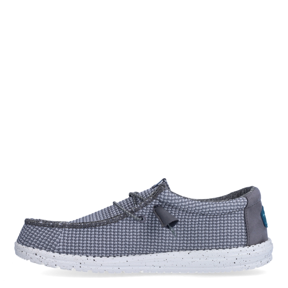 Náuticos de la marca Hey Dude, modelo WALLY SPORT. Exterior de los náuticos en tela color gris. Interior de los náuticos en tela con estampado gris y plantilla acolchada y extraíble. Cierre de los náuticos Hey Dude con cordones elásticos y suela plana de goma. Estos náuticos Hey Dude WALLY SPORT, son el complemento perfecto para esta temporada, los podrás lucir con la máxima comodidad posible.