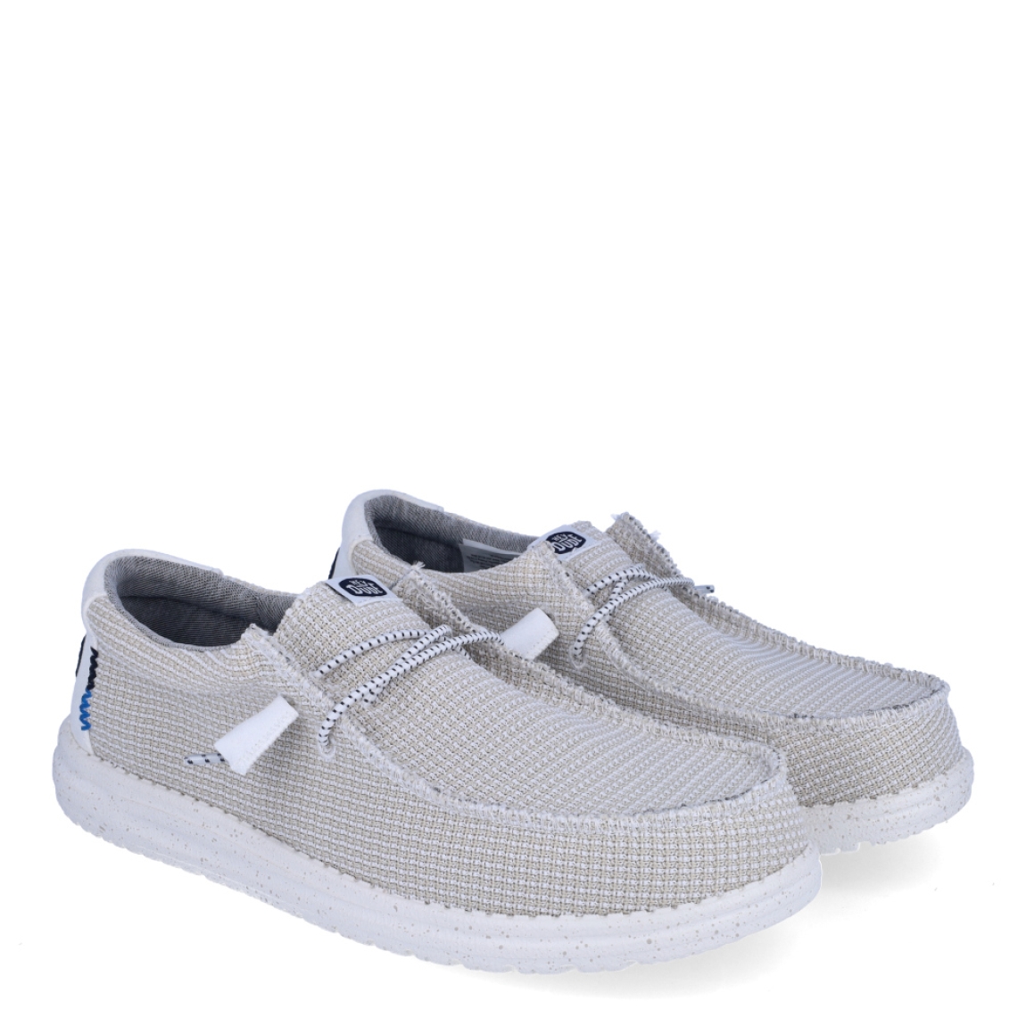 Náuticos de la marca Hey Dude, modelo WALLY SPORT. Exterior de los náuticos en tela color beig. Interior de los náuticos en tela con estampado gris y plantilla acolchada y extraíble. Cierre de los náuticos Hey Dude con cordones elásticos y suela plana de goma. Estos náuticos Hey Dude WALLY SPORT, son el complemento perfecto para esta temporada, los podrás lucir con la máxima comodidad posible.