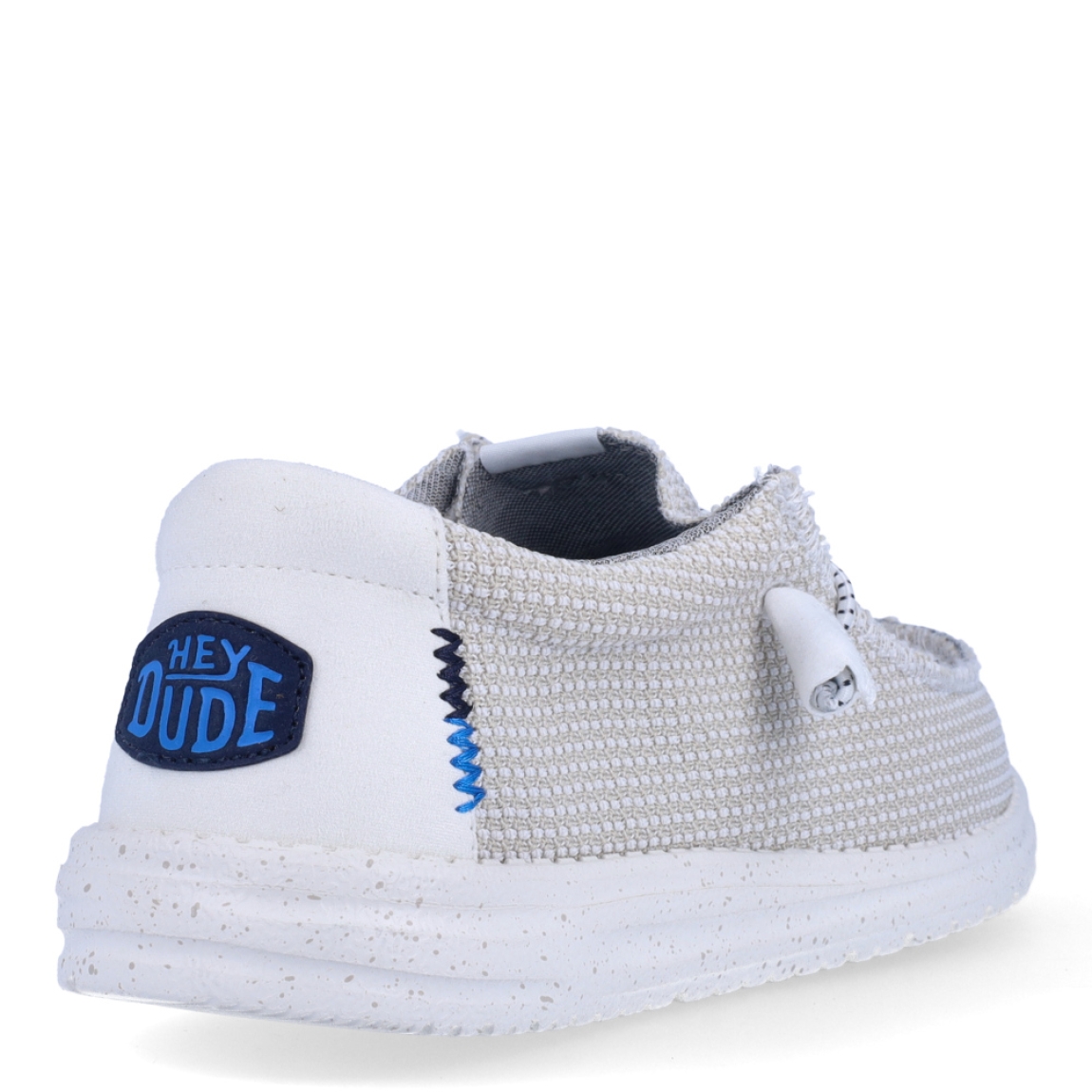 Náuticos de la marca Hey Dude, modelo WALLY SPORT. Exterior de los náuticos en tela color beig. Interior de los náuticos en tela con estampado gris y plantilla acolchada y extraíble. Cierre de los náuticos Hey Dude con cordones elásticos y suela plana de goma. Estos náuticos Hey Dude WALLY SPORT, son el complemento perfecto para esta temporada, los podrás lucir con la máxima comodidad posible.