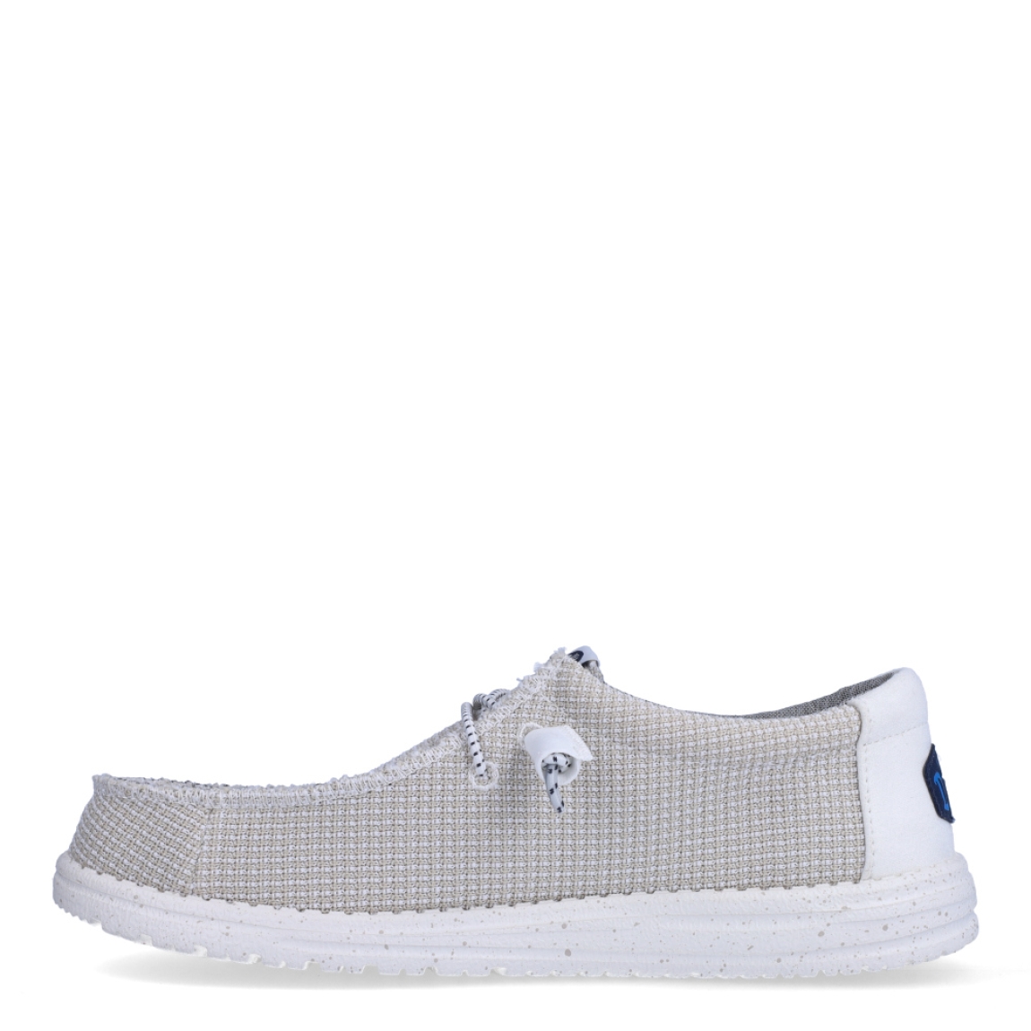 Náuticos de la marca Hey Dude, modelo WALLY SPORT. Exterior de los náuticos en tela color beig. Interior de los náuticos en tela con estampado gris y plantilla acolchada y extraíble. Cierre de los náuticos Hey Dude con cordones elásticos y suela plana de goma. Estos náuticos Hey Dude WALLY SPORT, son el complemento perfecto para esta temporada, los podrás lucir con la máxima comodidad posible.