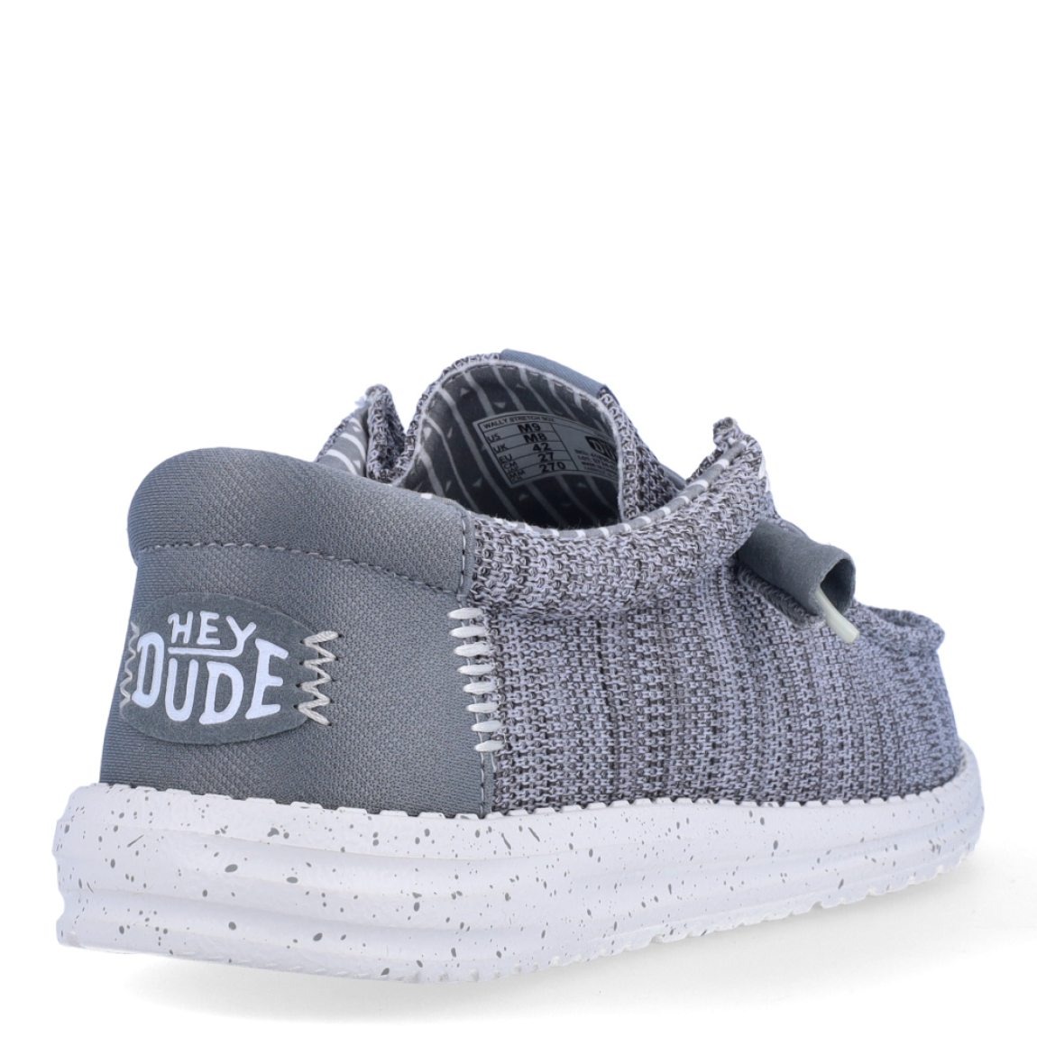 Náuticos de la marca Hey Dude, modelo WALLY STRECH. Exterior de los náuticos en tela color gris. Interior de los náuticos en tela con estampado gris y plantilla acolchada y extraíble. Cierre de los náuticos Hey Dude con cordones elásticos y suela plana de goma. Estos náuticos Hey Dude WALLY STRECH, son el complemento perfecto para esta temporada, los podrás lucir con la máxima comodidad posible.