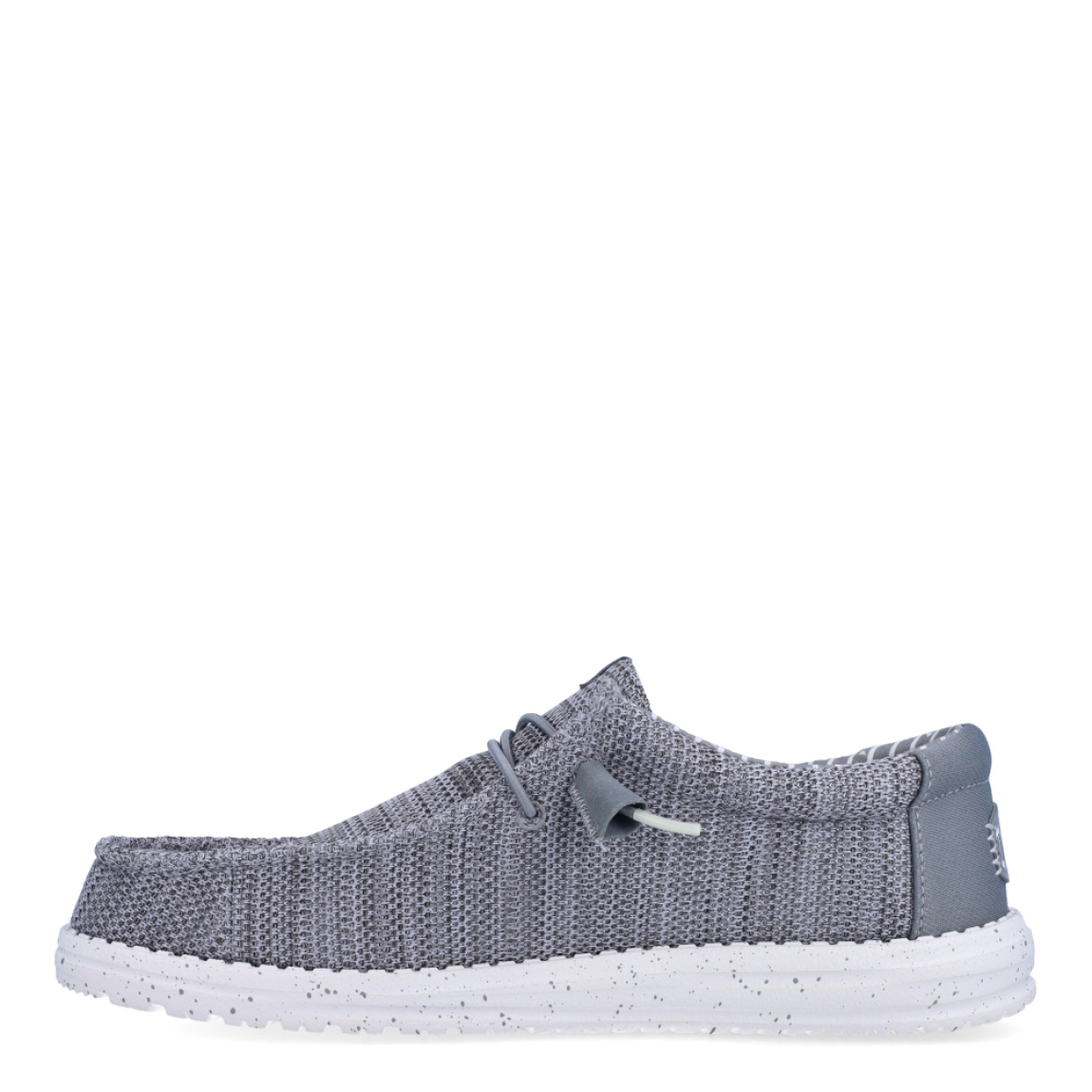 Náuticos de la marca Hey Dude, modelo WALLY STRECH. Exterior de los náuticos en tela color gris. Interior de los náuticos en tela con estampado gris y plantilla acolchada y extraíble. Cierre de los náuticos Hey Dude con cordones elásticos y suela plana de goma. Estos náuticos Hey Dude WALLY STRECH, son el complemento perfecto para esta temporada, los podrás lucir con la máxima comodidad posible.