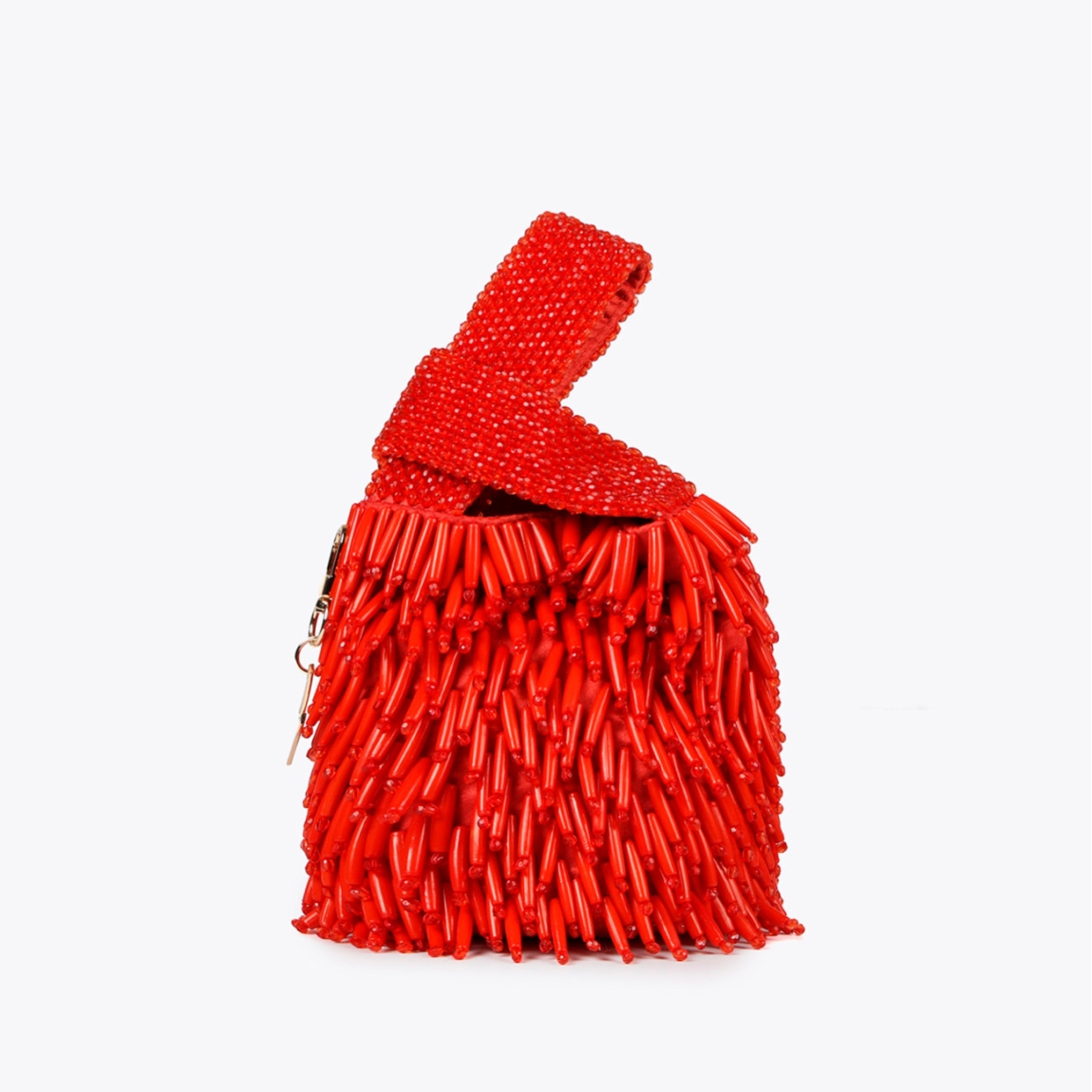 Bolso de la marca Lola Casademunt, modelo CORAL. Exterior en textil de color rojo con incrustraciones de pedrería rojo. Bolso con asa de mano. Cierre imantado. Medidas del bolso Lola Casademunt, ALTO: 17 cm - LARGO: 20 cm - ANCHO: 16 cm. Este bolso Lola Casademunt CORAL es un complemento ideal para tus looks de fiesta!