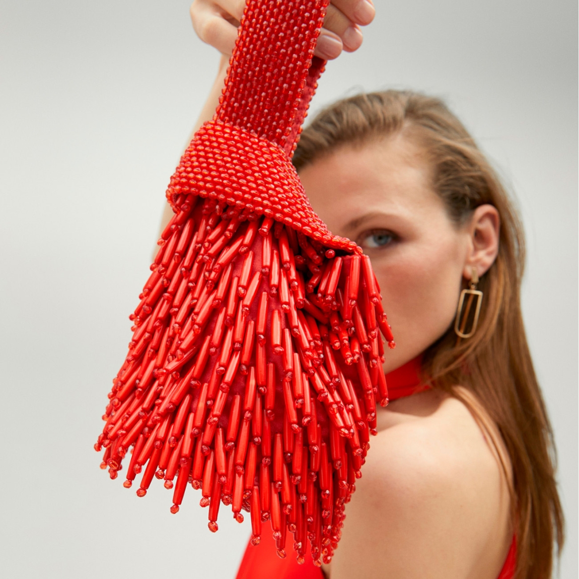 Bolso de la marca Lola Casademunt, modelo CORAL. Exterior en textil de color rojo con incrustraciones de pedrería rojo. Bolso con asa de mano. Cierre imantado. Medidas del bolso Lola Casademunt, ALTO: 17 cm - LARGO: 20 cm - ANCHO: 16 cm. Este bolso Lola Casademunt CORAL es un complemento ideal para tus looks de fiesta!