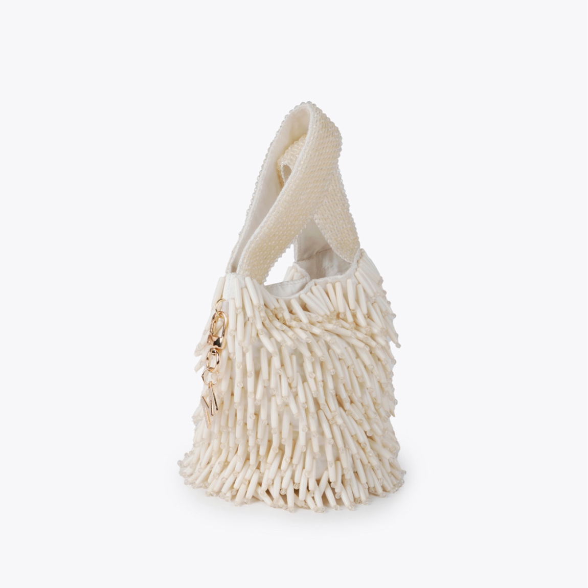 Bolso de la marca Lola Casademunt, modelo CORAL. Exterior en textil de color blanco con incrustraciones de pedrería blanca. Bolso con asa de mano. Cierre imantado. Medidas del bolso Lola Casademunt, ALTO: 17 cm - LARGO: 20 cm - ANCHO: 16 cm. Este bolso Lola Casademunt CORAL es un complemento ideal para tus looks de fiesta!