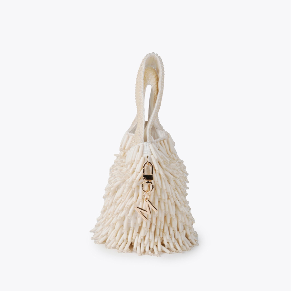 Bolso de la marca Lola Casademunt, modelo CORAL. Exterior en textil de color blanco con incrustraciones de pedrería blanca. Bolso con asa de mano. Cierre imantado. Medidas del bolso Lola Casademunt, ALTO: 17 cm - LARGO: 20 cm - ANCHO: 16 cm. Este bolso Lola Casademunt CORAL es un complemento ideal para tus looks de fiesta!