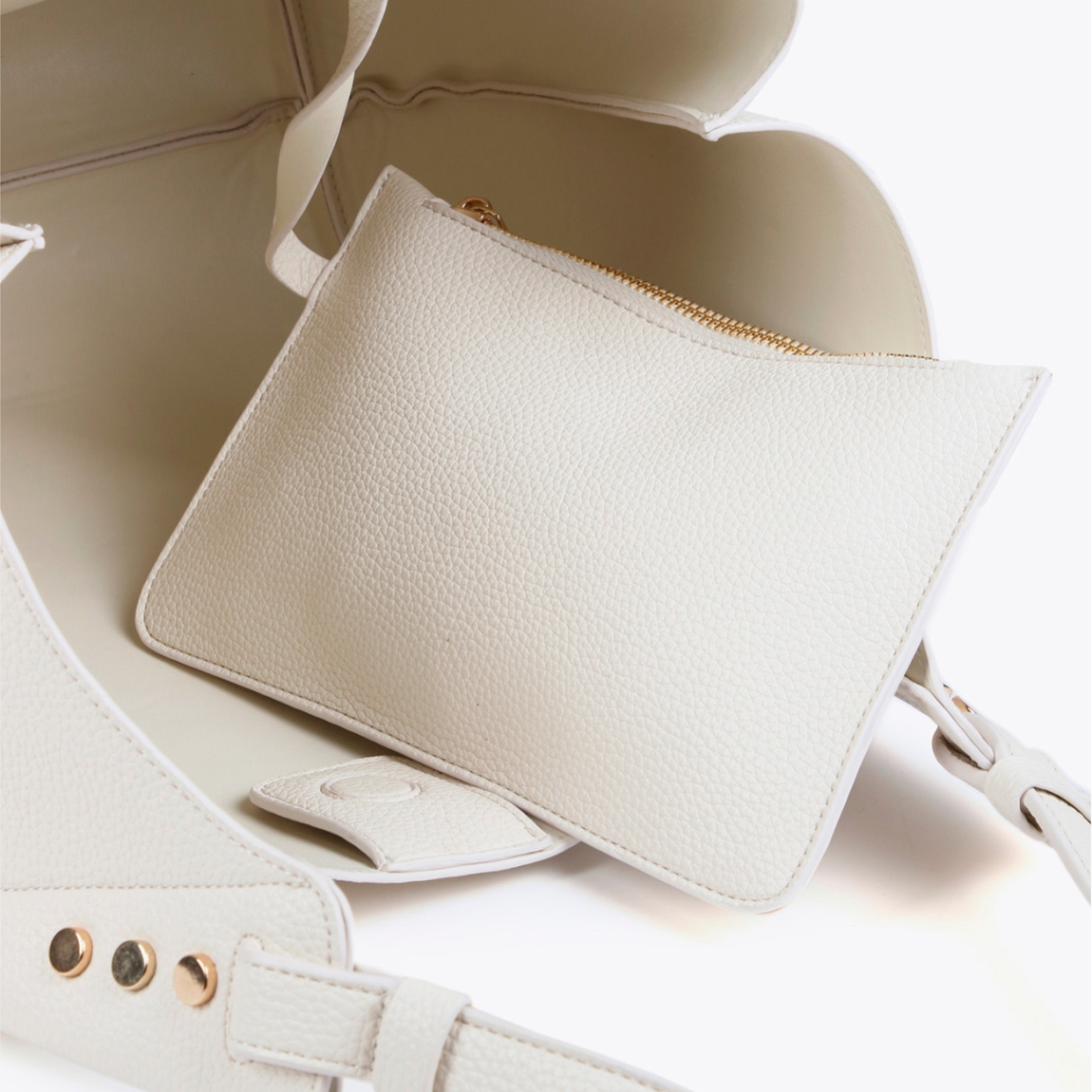Bolso shopper de la marca Lola Casademunt, modelo ELLIE. Exterior en piel color blanco y detalles de tachuelas planas. Contiene pouch interior. Cierre imantado. Asa de hombro. Las medidas son ALTO: 37 cm - LARGO: 34 cm - ANCHO: 16 cm / BANDOLERA: 87 cm. Este bolso shopper Lola Casademunt ELLIE es un complemento ideal para llevar todos tus esenciales a donde vayas!