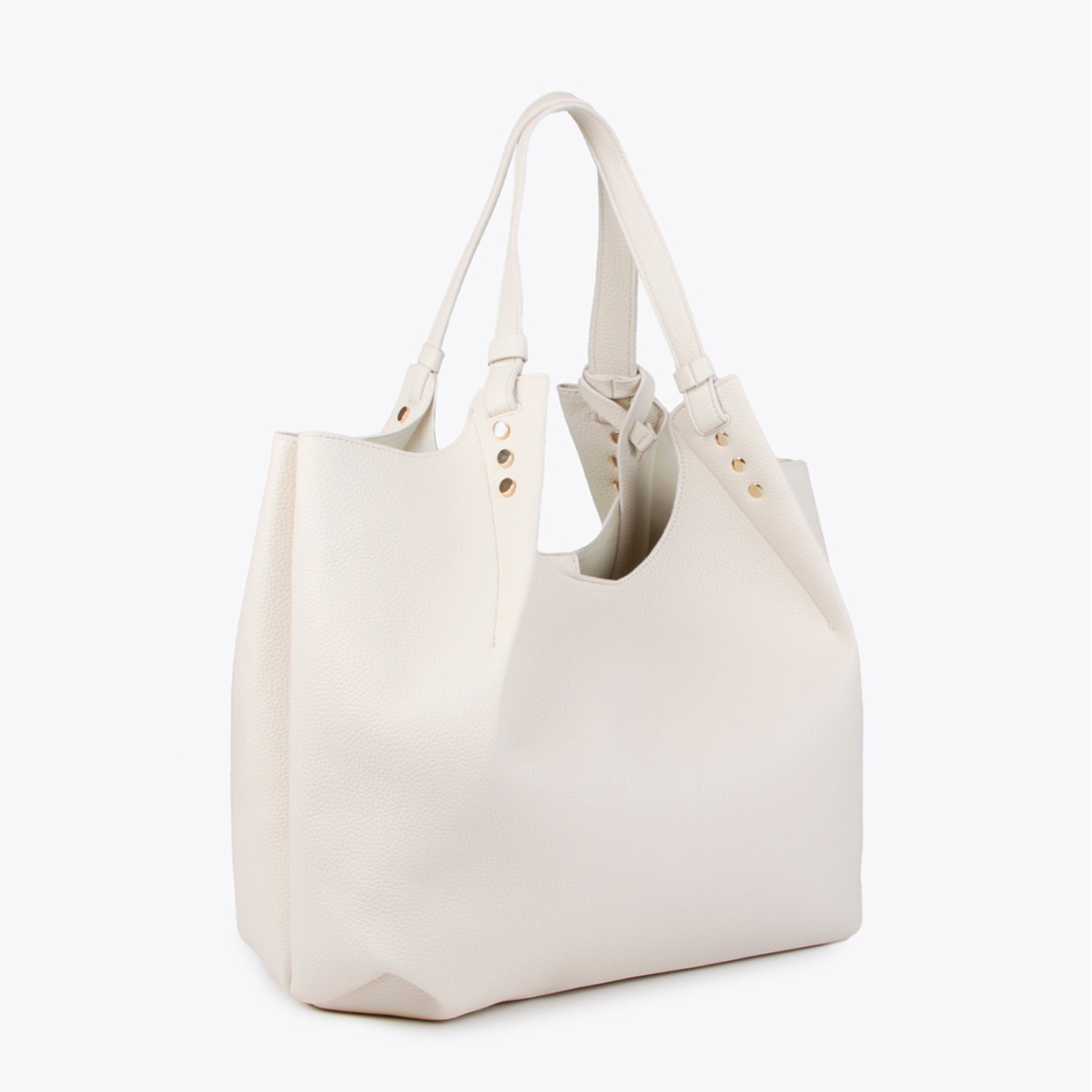 Bolso shopper de la marca Lola Casademunt, modelo ELLIE. Exterior en piel color blanco y detalles de tachuelas planas. Contiene pouch interior. Cierre imantado. Asa de hombro. Las medidas son ALTO: 37 cm - LARGO: 34 cm - ANCHO: 16 cm / BANDOLERA: 87 cm. Este bolso shopper Lola Casademunt ELLIE es un complemento ideal para llevar todos tus esenciales a donde vayas!