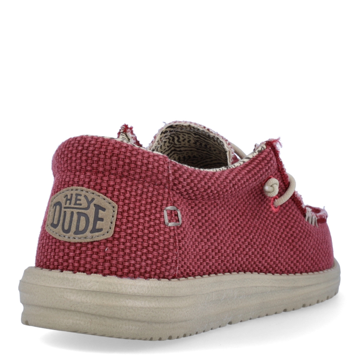 Náuticos de la marca Hey Dude, modelo WALLY BRAIDED. Exterior de los náuticos en tela color rojo. Interior de los náuticos en tela con estampado beig y plantilla acolchada y extraíble. Cierre de los náuticos Hey Dude con cordones elásticos y suela plana de goma. Estos náuticos Hey Dude WALLY BRAIDED, son el complemento perfecto para esta temporada, los podrás lucir con la máxima comodidad posible.