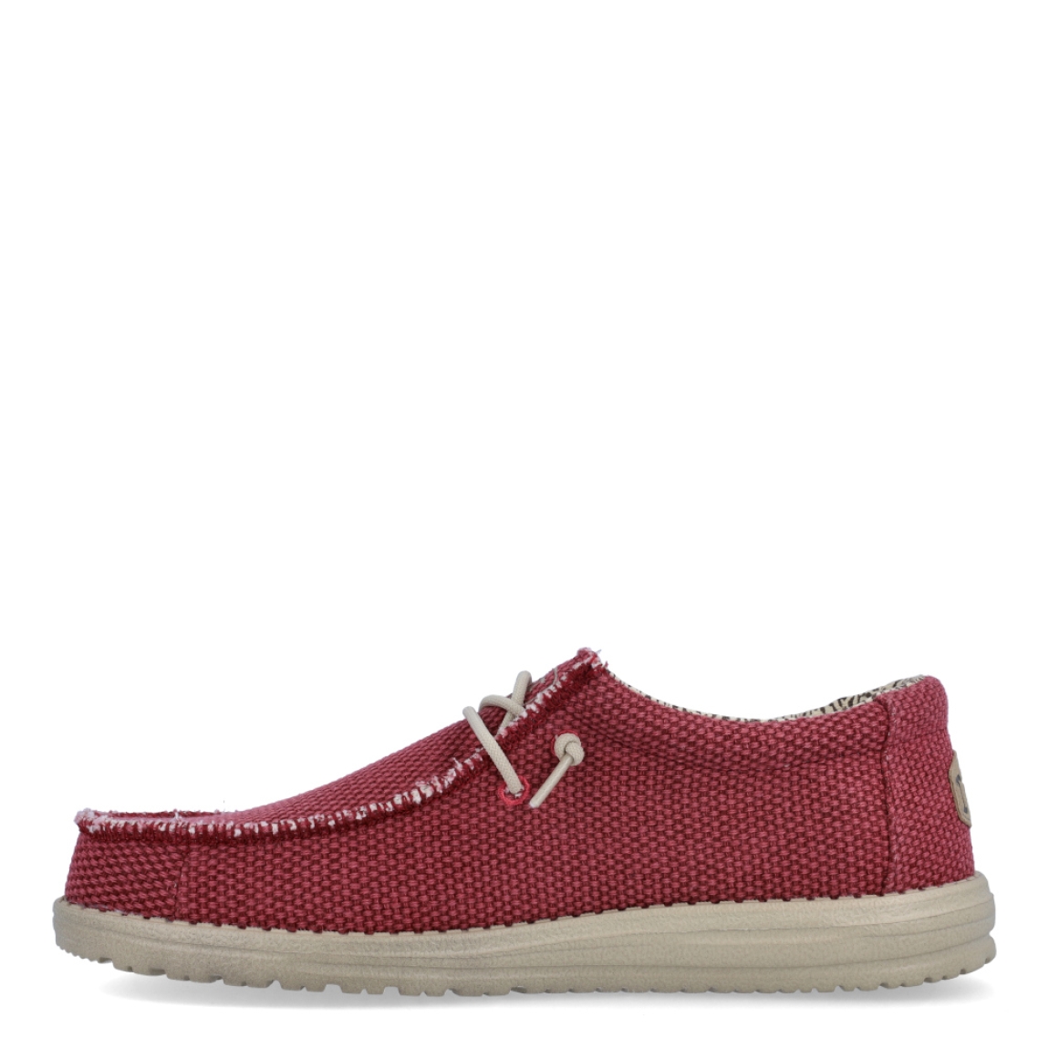 Náuticos de la marca Hey Dude, modelo WALLY BRAIDED. Exterior de los náuticos en tela color rojo. Interior de los náuticos en tela con estampado beig y plantilla acolchada y extraíble. Cierre de los náuticos Hey Dude con cordones elásticos y suela plana de goma. Estos náuticos Hey Dude WALLY BRAIDED, son el complemento perfecto para esta temporada, los podrás lucir con la máxima comodidad posible.