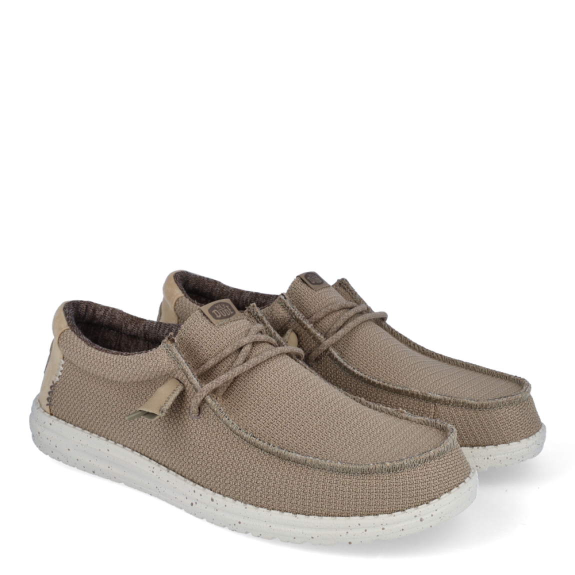 Náuticos de la marca Hey Dude, modelo WALLY SPORT. Exterior de los náuticos en tela color camel. Interior de los náuticos en tela color camel y plantilla acolchada y extraíble. Cierre de los náuticos Hey Dude con cordones elásticos y suela plana de goma. Estos náuticos Hey Dude WALLY SPORT, son el complemento perfecto para esta temporada, los podrás lucir con la máxima comodidad posible.