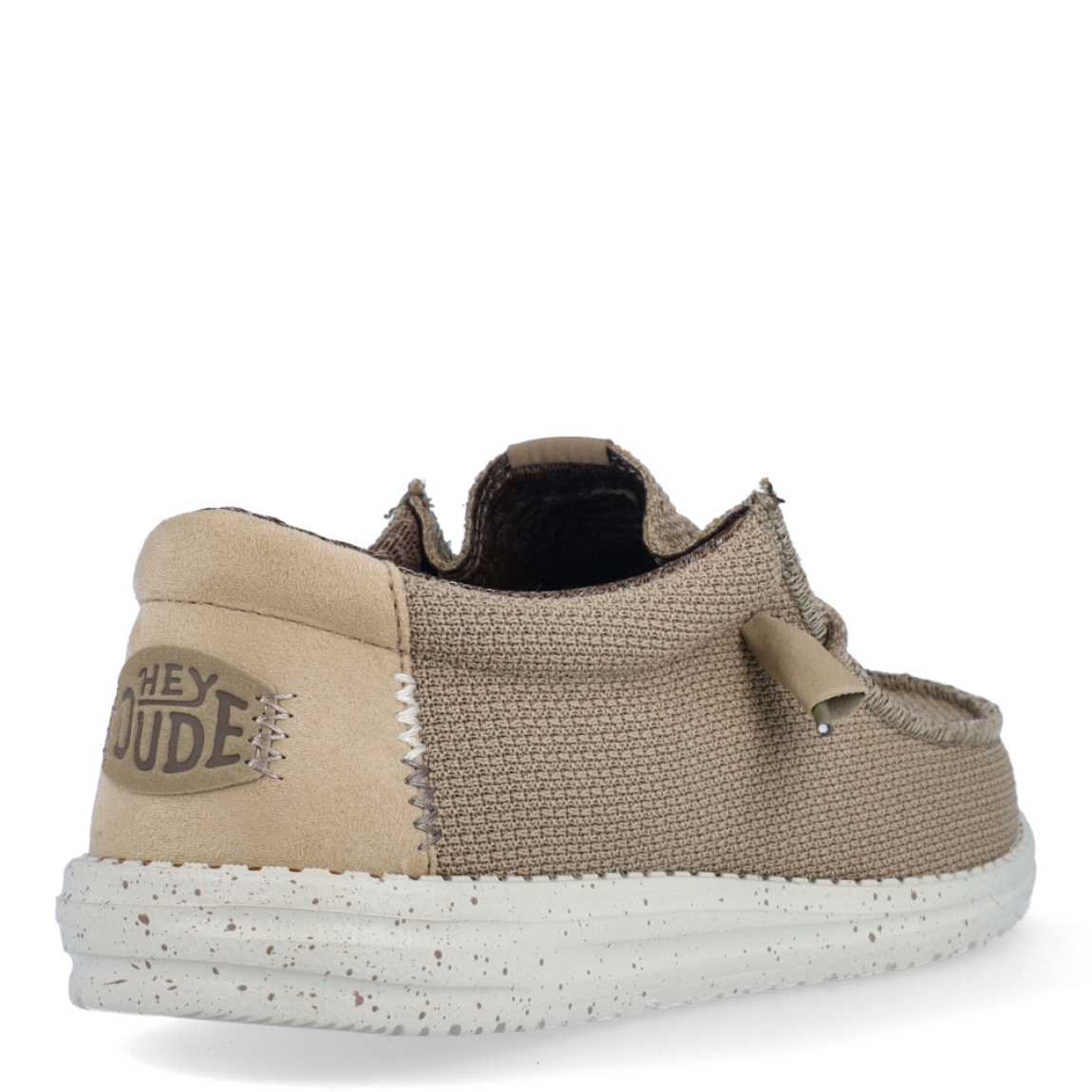 Náuticos de la marca Hey Dude, modelo WALLY SPORT. Exterior de los náuticos en tela color camel. Interior de los náuticos en tela color camel y plantilla acolchada y extraíble. Cierre de los náuticos Hey Dude con cordones elásticos y suela plana de goma. Estos náuticos Hey Dude WALLY SPORT, son el complemento perfecto para esta temporada, los podrás lucir con la máxima comodidad posible.