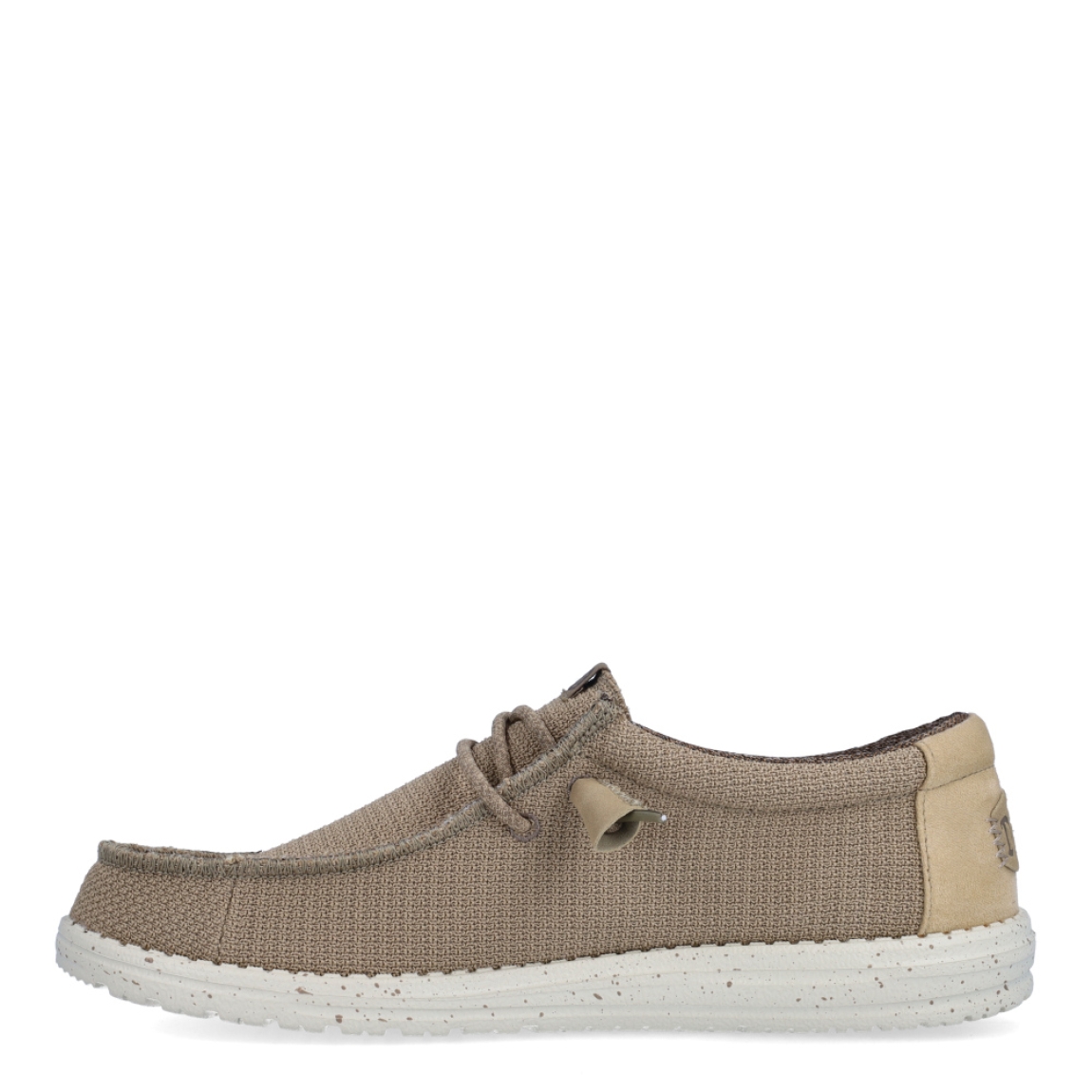 Náuticos de la marca Hey Dude, modelo WALLY SPORT. Exterior de los náuticos en tela color camel. Interior de los náuticos en tela color camel y plantilla acolchada y extraíble. Cierre de los náuticos Hey Dude con cordones elásticos y suela plana de goma. Estos náuticos Hey Dude WALLY SPORT, son el complemento perfecto para esta temporada, los podrás lucir con la máxima comodidad posible.