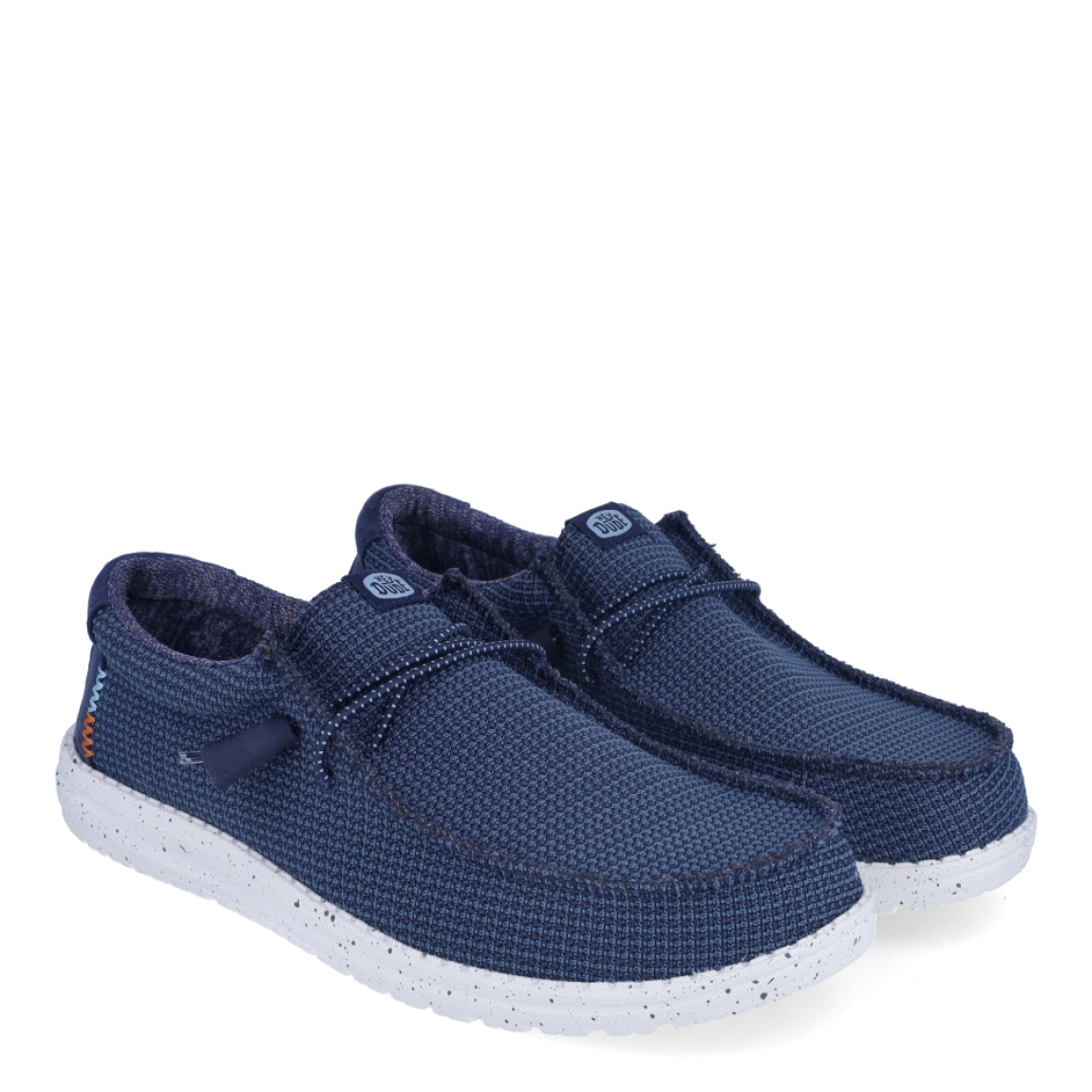 Náuticos de la marca Hey Dude, modelo WALLY SPORT. Exterior de los náuticos en tela color azul. Interior de los náuticos en tela color azul y plantilla acolchada y extraíble. Cierre de los náuticos Hey Dude con cordones elásticos y suela plana de goma. Estos náuticos Hey Dude WALLY SPORT, son el complemento perfecto para esta temporada, los podrás lucir con la máxima comodidad posible.