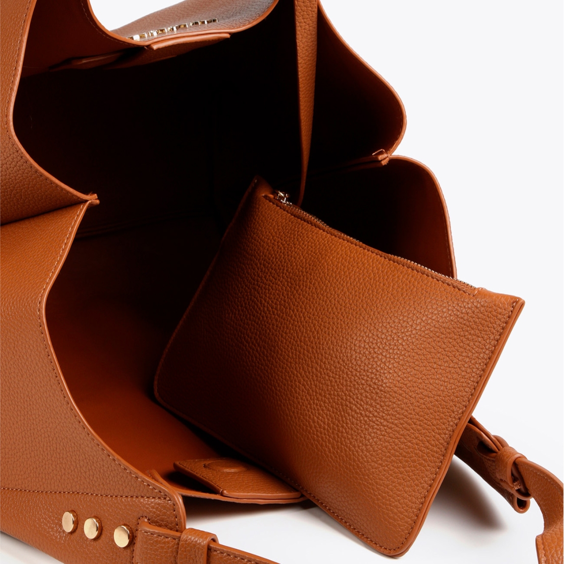 Bolso shopper de la marca Lola Casademunt, modelo ELLIE. Exterior en piel color camel y detalles de tachuelas planas. Contiene pouch interior. Cierre imantado. Asa de hombro. Las medidas son ALTO: 37 cm - LARGO: 34 cm - ANCHO: 16 cm / BANDOLERA: 87 cm. Este bolso shopper Lola Casademunt ELLIE es un complemento ideal para llevar todos tus esenciales a donde vayas!