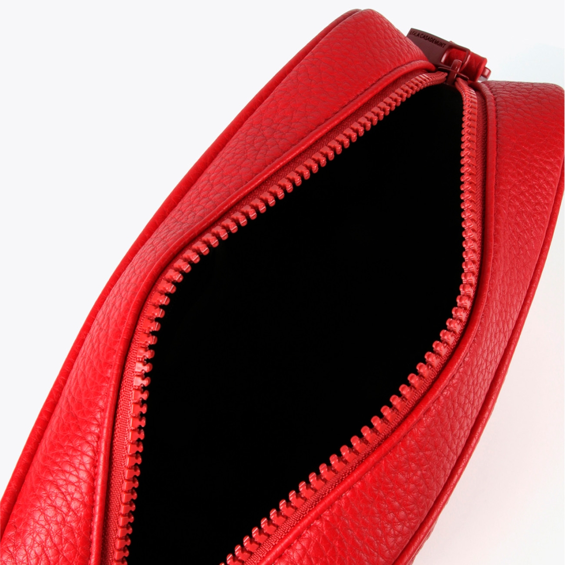 Bolso de la marca Lola Casademunt, modelo GEMMA. Bolso Bandolera con grabado monograma en efecto piel color rojo. Contiene asa bandolera con detalle de logo en strass. Cierre con cremallera.ALTO: 25 cm - LARGO: 17 cm - ANCHO: 8 cm / BANDOLERA: 126 cm