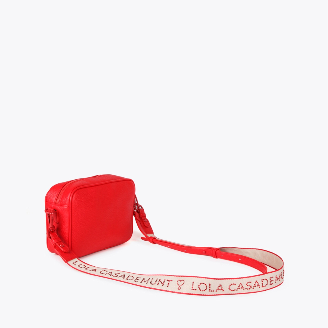 Bolso de la marca Lola Casademunt, modelo GEMMA. Bolso Bandolera con grabado monograma en efecto piel color rojo. Contiene asa bandolera con detalle de logo en strass. Cierre con cremallera.ALTO: 25 cm - LARGO: 17 cm - ANCHO: 8 cm / BANDOLERA: 126 cm