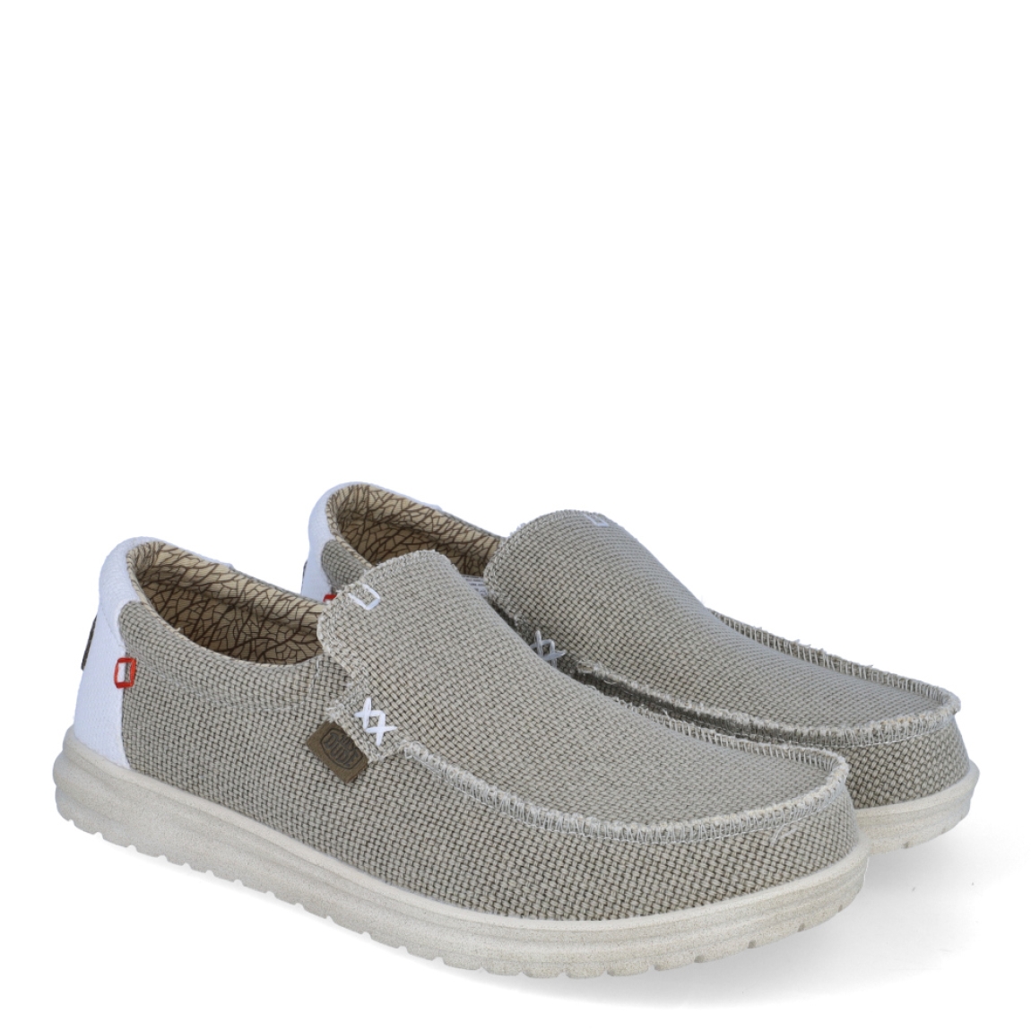 Naútico clásico de la marca Hey Dude, modelo Mikka Braided. Exterior del naútico de tela de color beig, hecha con algodón orgánico. Interior del naútico de tela. Naútico con suela ultraligera y flexible. Naútico con plantilla extraíble que absorbe la humedad y són ergonómicas. Dispone de un cordón elástico interior que facilita el ajuste del zapato. El naútico Mikka Braided es un clásico de hombre con un diseño ecológico, elaborado con algodón orgánico ultra resistente y transpirable. Además, estos naúticos Hey Dude han sido fabricados sin productos de origen animal.