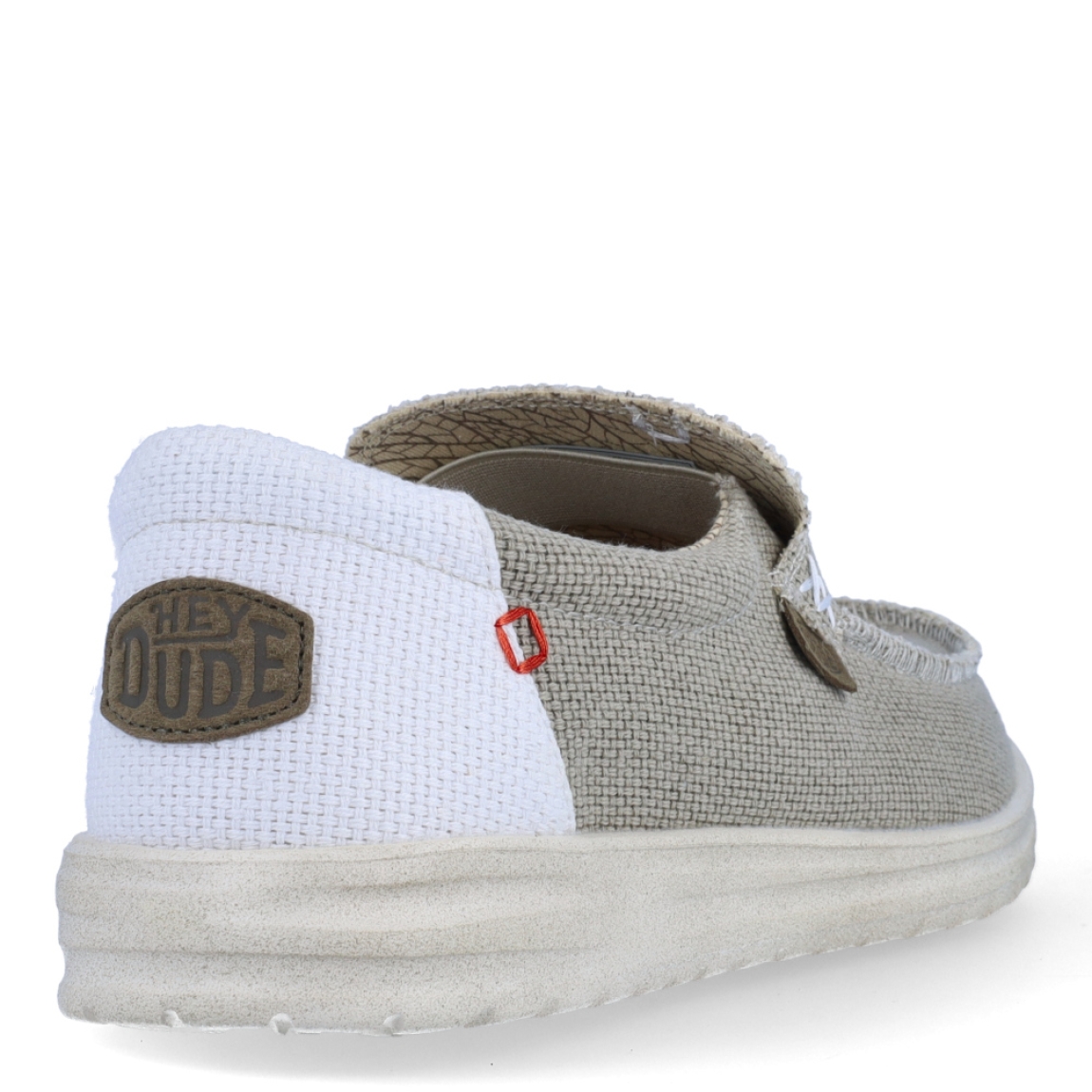 Naútico clásico de la marca Hey Dude, modelo Mikka Braided. Exterior del naútico de tela de color beig, hecha con algodón orgánico. Interior del naútico de tela. Naútico con suela ultraligera y flexible. Naútico con plantilla extraíble que absorbe la humedad y són ergonómicas. Dispone de un cordón elástico interior que facilita el ajuste del zapato. El naútico Mikka Braided es un clásico de hombre con un diseño ecológico, elaborado con algodón orgánico ultra resistente y transpirable. Además, estos naúticos Hey Dude han sido fabricados sin productos de origen animal.