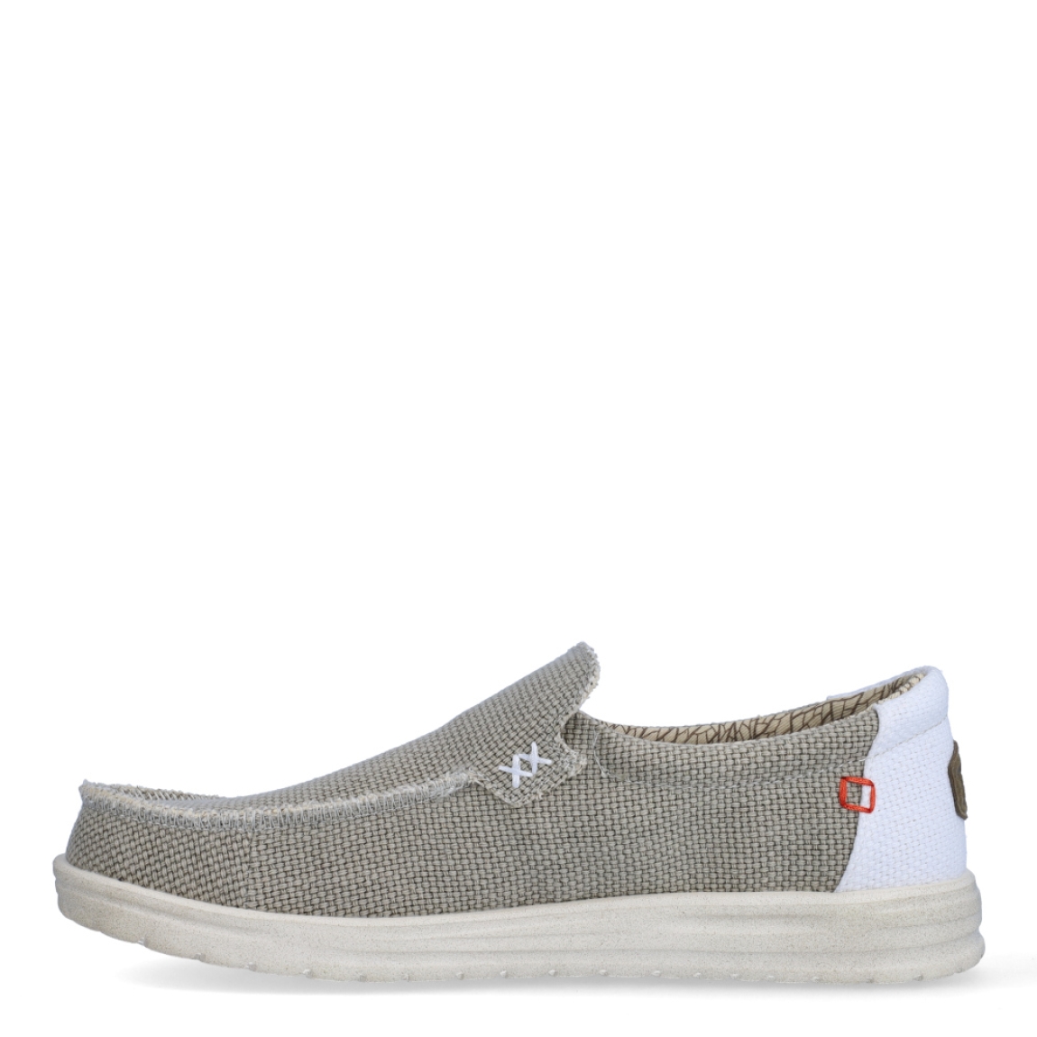 Naútico clásico de la marca Hey Dude, modelo Mikka Braided. Exterior del naútico de tela de color beig, hecha con algodón orgánico. Interior del naútico de tela. Naútico con suela ultraligera y flexible. Naútico con plantilla extraíble que absorbe la humedad y són ergonómicas. Dispone de un cordón elástico interior que facilita el ajuste del zapato. El naútico Mikka Braided es un clásico de hombre con un diseño ecológico, elaborado con algodón orgánico ultra resistente y transpirable. Además, estos naúticos Hey Dude han sido fabricados sin productos de origen animal.