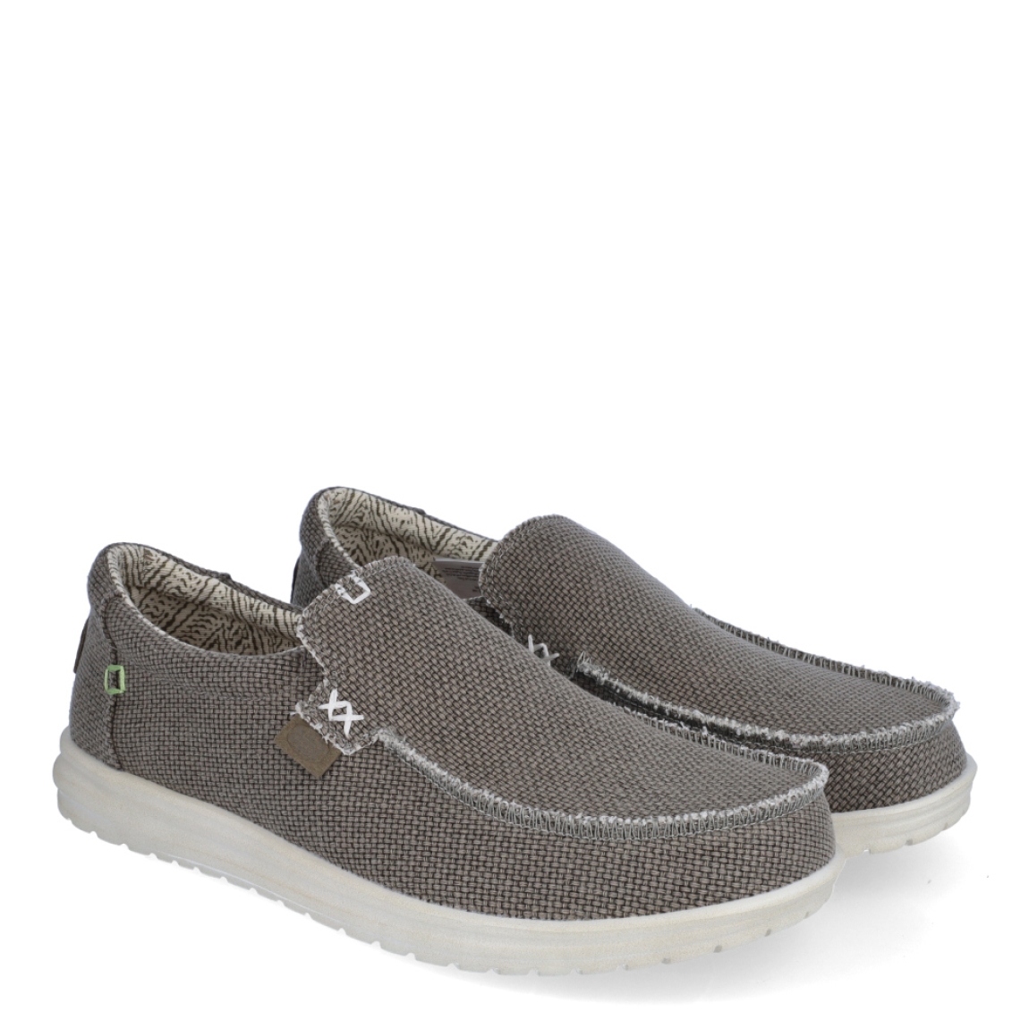 Naútico clásico de la marca Hey Dude, modelo Mikka Braided. Exterior del naútico de tela de color taupe, hecha con algodón orgánico. Interior del naútico de tela. Naútico con suela ultraligera y flexible. Naútico con plantilla extraíble que absorbe la humedad y són ergonómicas. Dispone de un cordón elástico interior que facilita el ajuste del zapato. El naútico Mikka Braided es un clásico de hombre con un diseño ecológico, elaborado con algodón orgánico ultra resistente y transpirable. Además, estos naúticos Hey Dude han sido fabricados sin productos de origen animal.