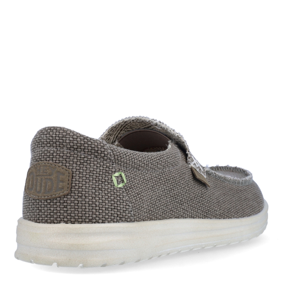 Naútico clásico de la marca Hey Dude, modelo Mikka Braided. Exterior del naútico de tela de color taupe, hecha con algodón orgánico. Interior del naútico de tela. Naútico con suela ultraligera y flexible. Naútico con plantilla extraíble que absorbe la humedad y són ergonómicas. Dispone de un cordón elástico interior que facilita el ajuste del zapato. El naútico Mikka Braided es un clásico de hombre con un diseño ecológico, elaborado con algodón orgánico ultra resistente y transpirable. Además, estos naúticos Hey Dude han sido fabricados sin productos de origen animal.