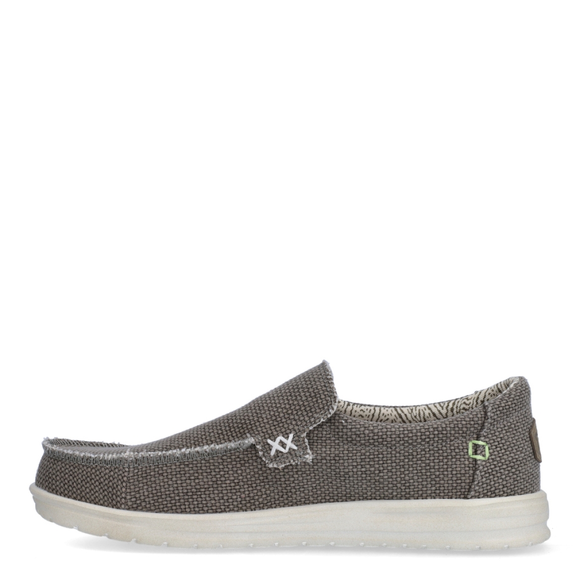 Naútico clásico de la marca Hey Dude, modelo Mikka Braided. Exterior del naútico de tela de color taupe, hecha con algodón orgánico. Interior del naútico de tela. Naútico con suela ultraligera y flexible. Naútico con plantilla extraíble que absorbe la humedad y són ergonómicas. Dispone de un cordón elástico interior que facilita el ajuste del zapato. El naútico Mikka Braided es un clásico de hombre con un diseño ecológico, elaborado con algodón orgánico ultra resistente y transpirable. Además, estos naúticos Hey Dude han sido fabricados sin productos de origen animal.
