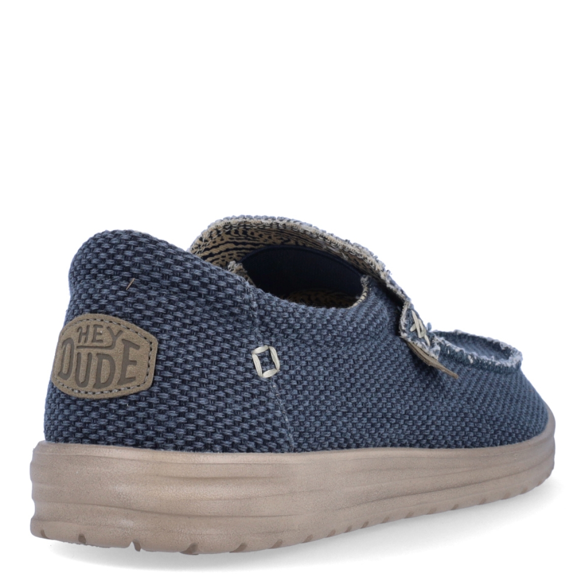Naútico clásico de la marca Hey Dude, modelo Mikka Braided. Exterior del naútico de tela de color azul, hecha con algodón orgánico. Interior del naútico de tela. Naútico con suela ultraligera y flexible. Naútico con plantilla extraíble que absorbe la humedad y són ergonómicas. Dispone de un cordón elástico interior que facilita el ajuste del zapato. El naútico Mikka Braided es un clásico de hombre con un diseño ecológico, elaborado con algodón orgánico ultra resistente y transpirable. Además, estos naúticos Hey Dude han sido fabricados sin productos de origen animal.
