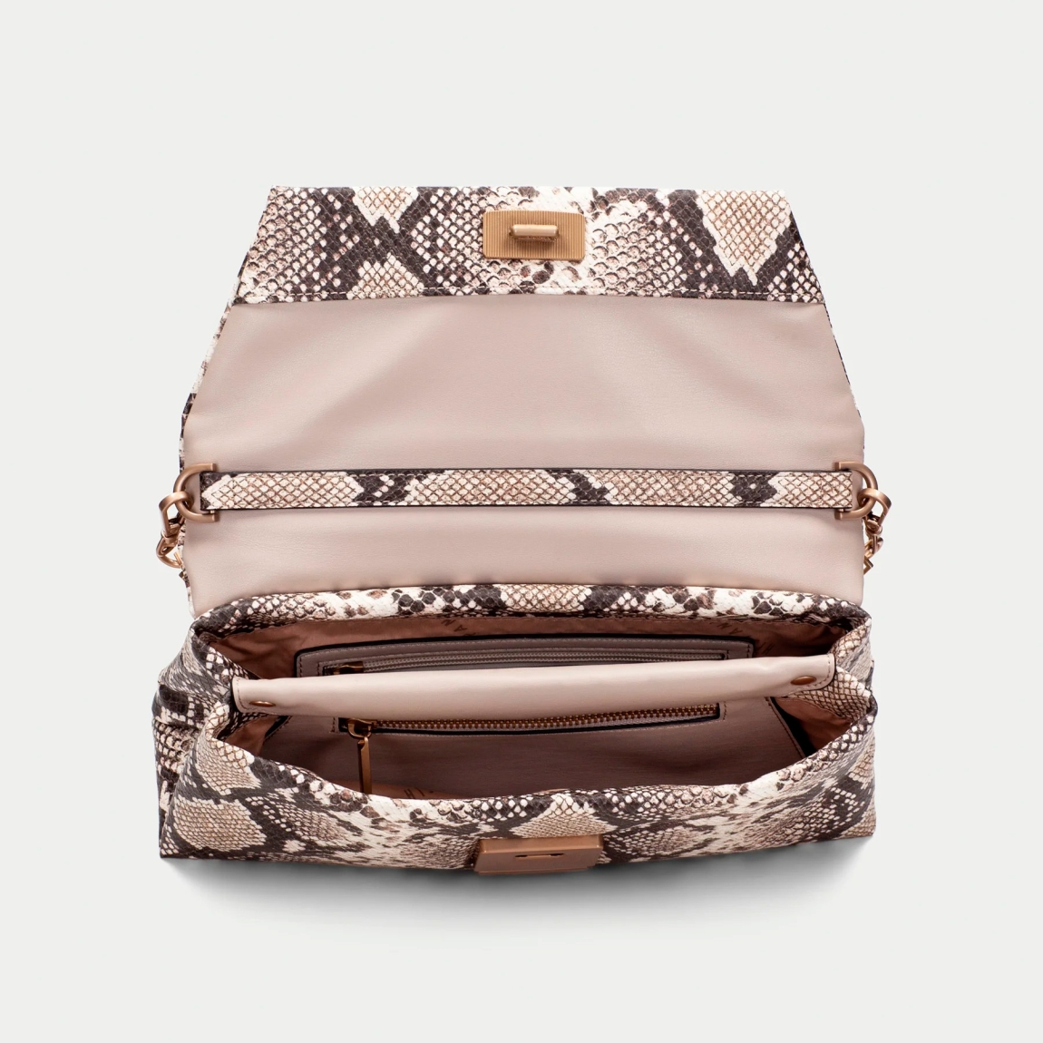 Bolso de la marca Hispanitas, modelo BELL. Bolso elaborado en piel con estampado en animal print de serpiente con logo de la marca en la parte frontal. Cuenta con compartimento interior amplio y un bolsillo interior. Cierre de solapa con botón y asa de cadena dorada. Medidas del bolso: alto 13cm y ancho 29cm. Este bolso Hispanitas BELL es un clásico, con un estilo versátil y atemporal. Perfecto para combinarlo con todos tus looks!