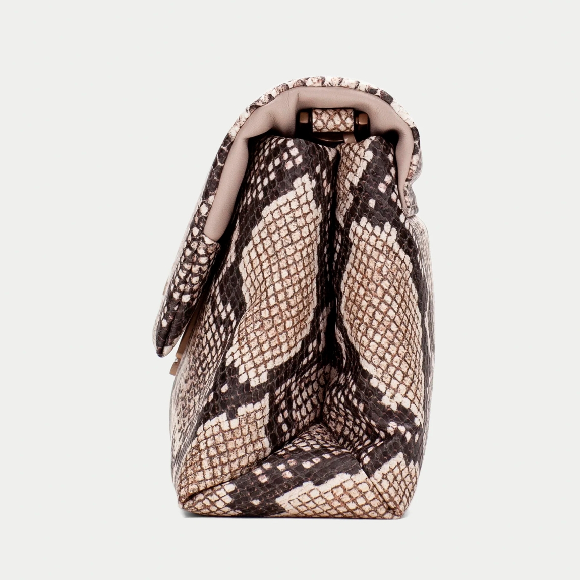 Bolso de la marca Hispanitas, modelo BELL. Bolso elaborado en piel con estampado en animal print de serpiente con logo de la marca en la parte frontal. Cuenta con compartimento interior amplio y un bolsillo interior. Cierre de solapa con botón y asa de cadena dorada. Medidas del bolso: alto 13cm y ancho 29cm. Este bolso Hispanitas BELL es un clásico, con un estilo versátil y atemporal. Perfecto para combinarlo con todos tus looks!