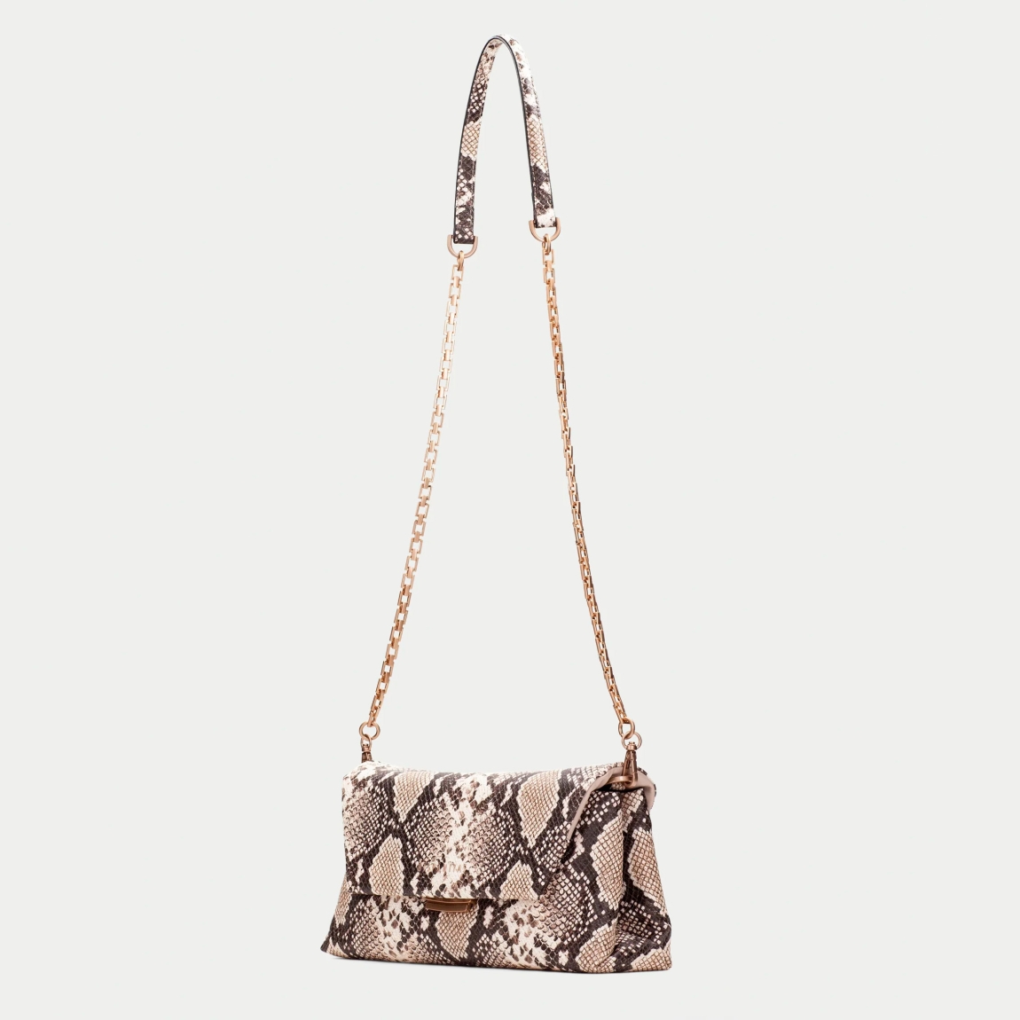Bolso de la marca Hispanitas, modelo BELL. Bolso elaborado en piel con estampado en animal print de serpiente con logo de la marca en la parte frontal. Cuenta con compartimento interior amplio y un bolsillo interior. Cierre de solapa con botón y asa de cadena dorada. Medidas del bolso: alto 13cm y ancho 29cm. Este bolso Hispanitas BELL es un clásico, con un estilo versátil y atemporal. Perfecto para combinarlo con todos tus looks!