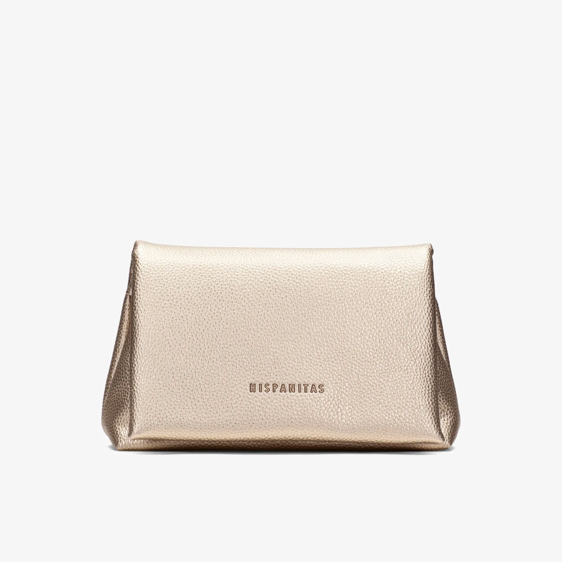 Bolso de la marca Hispanitas, modelo GLEND. Bolso bandolera elaborado en piel color platino con logo de la marca en la parte frontal. Cuenta con compartimento interior amplio y un bolsillo interior. Cierre de solapa con botón y asa de nudo extraíble. Medidas del bolso: alto 15cm y ancho 22cm. Este bolso Hispanitas GLEND es un clásico, con un estilo versátil y atemporal. Perfecto para combinarlo con todos tus looks!
