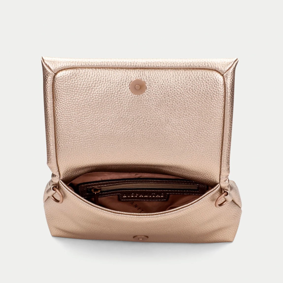 Bolso de la marca Hispanitas, modelo GLEND. Bolso bandolera elaborado en piel color platino con logo de la marca en la parte frontal. Cuenta con compartimento interior amplio y un bolsillo interior. Cierre de solapa con botón y asa de nudo extraíble. Medidas del bolso: alto 15cm y ancho 22cm. Este bolso Hispanitas GLEND es un clásico, con un estilo versátil y atemporal. Perfecto para combinarlo con todos tus looks!