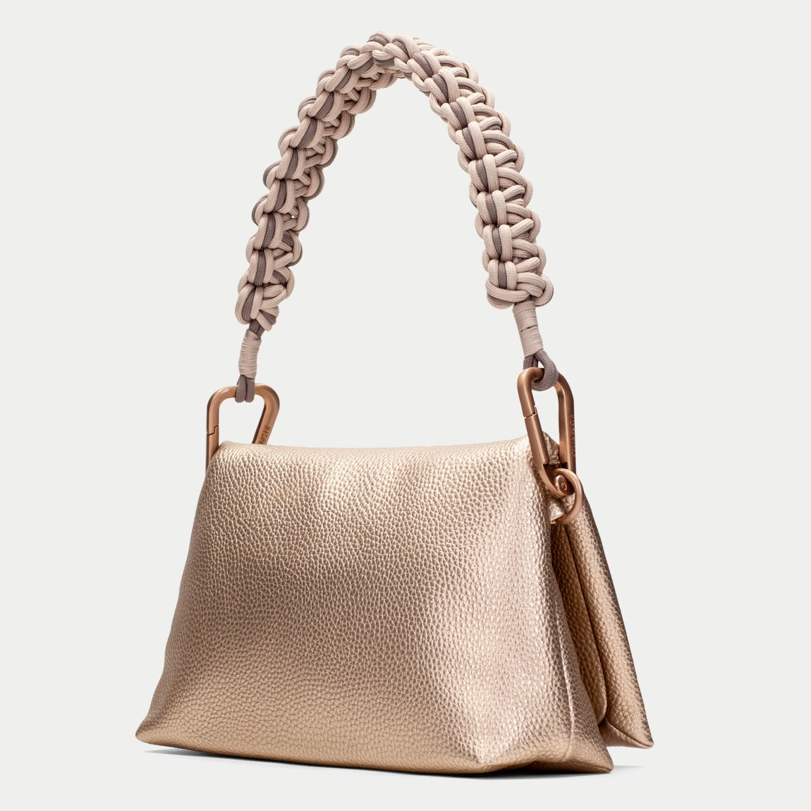 Bolso de la marca Hispanitas, modelo GLEND. Bolso bandolera elaborado en piel color platino con logo de la marca en la parte frontal. Cuenta con compartimento interior amplio y un bolsillo interior. Cierre de solapa con botón y asa de nudo extraíble. Medidas del bolso: alto 15cm y ancho 22cm. Este bolso Hispanitas GLEND es un clásico, con un estilo versátil y atemporal. Perfecto para combinarlo con todos tus looks!