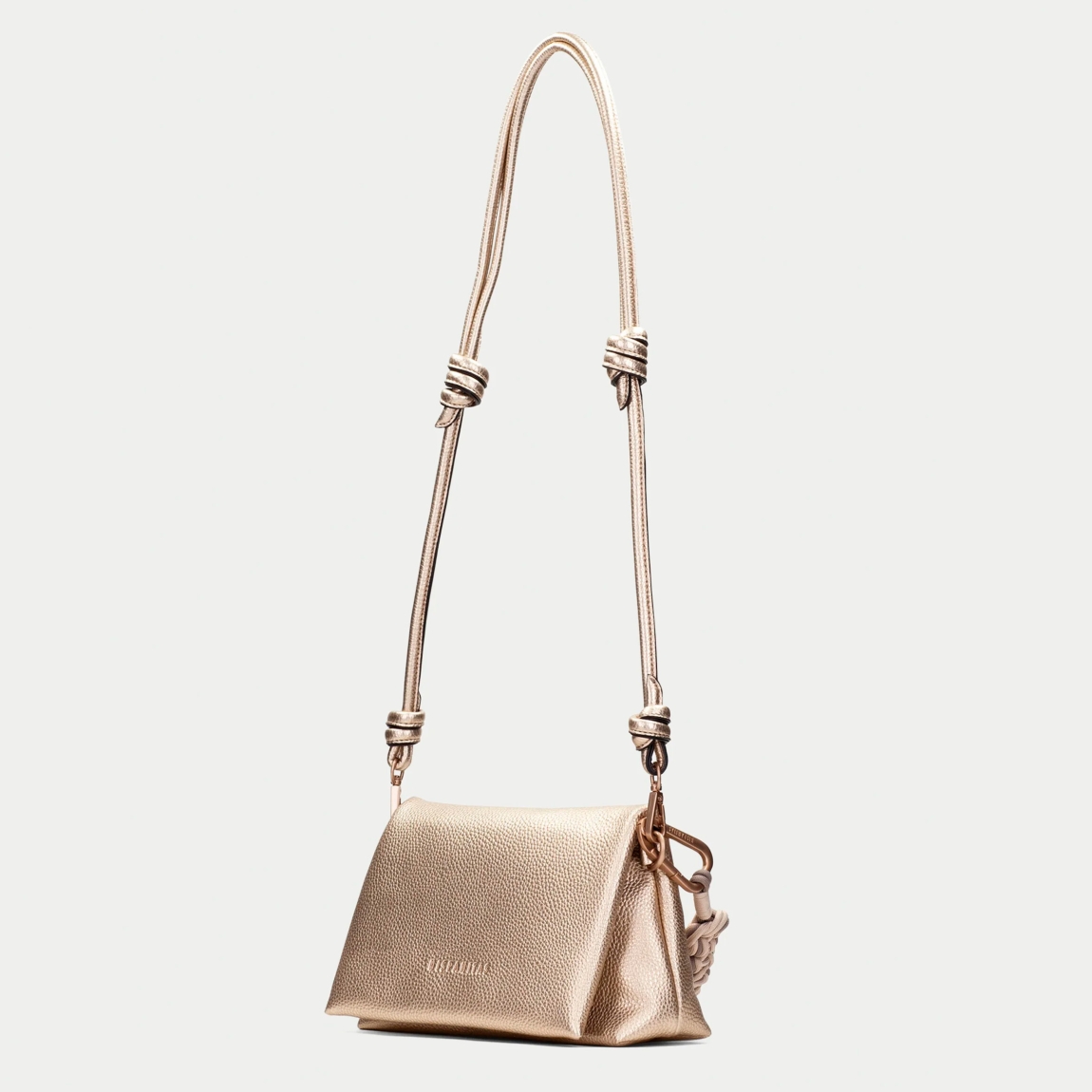 Bolso de la marca Hispanitas, modelo GLEND. Bolso bandolera elaborado en piel color platino con logo de la marca en la parte frontal. Cuenta con compartimento interior amplio y un bolsillo interior. Cierre de solapa con botón y asa de nudo extraíble. Medidas del bolso: alto 15cm y ancho 22cm. Este bolso Hispanitas GLEND es un clásico, con un estilo versátil y atemporal. Perfecto para combinarlo con todos tus looks!