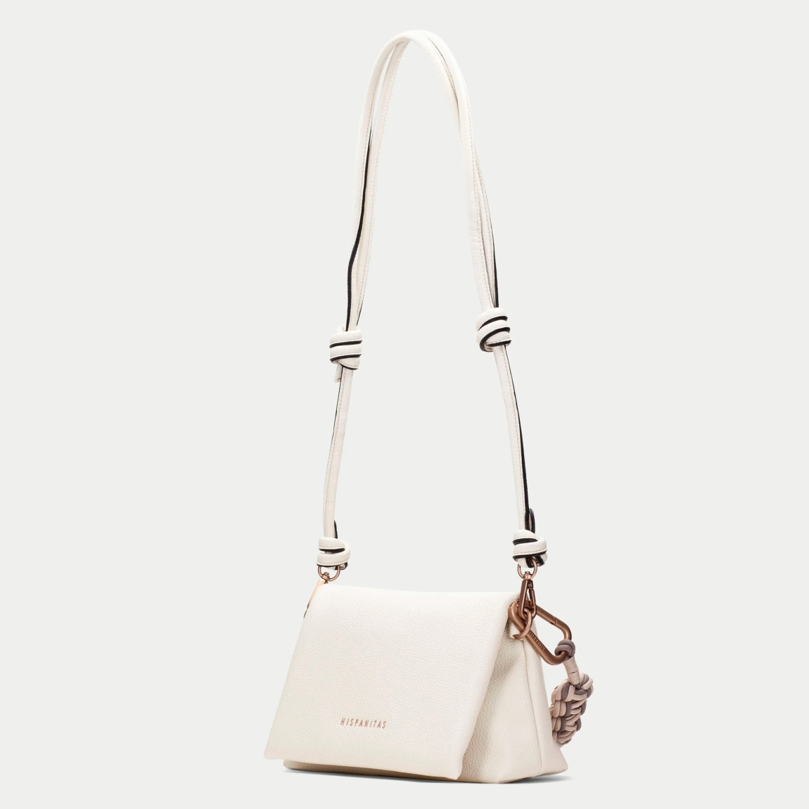 Bolso de la marca Hispanitas, modelo GLEND. Bolso bandolera elaborado en piel color blanco con logo de la marca en la parte frontal. Cuenta con compartimento interior amplio y un bolsillo interior. Cierre de solapa con botón y asa de nudo extraíble. Medidas del bolso: alto 15cm y ancho 22cm. Este bolso Hispanitas GLEND es un clásico, con un estilo versátil y atemporal. Perfecto para combinarlo con todos tus looks!