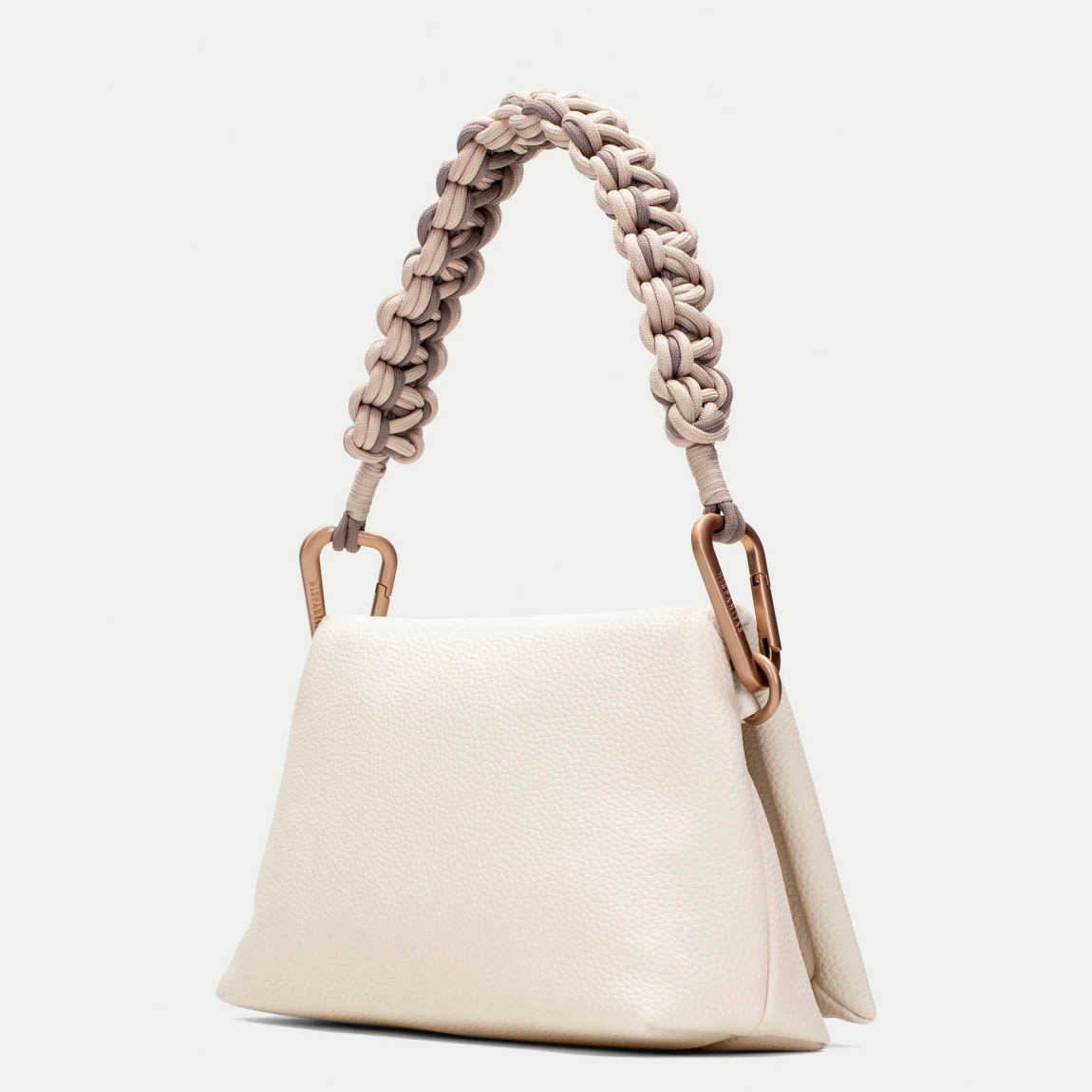 Bolso de la marca Hispanitas, modelo GLEND. Bolso bandolera elaborado en piel color blanco con logo de la marca en la parte frontal. Cuenta con compartimento interior amplio y un bolsillo interior. Cierre de solapa con botón y asa de nudo extraíble. Medidas del bolso: alto 15cm y ancho 22cm. Este bolso Hispanitas GLEND es un clásico, con un estilo versátil y atemporal. Perfecto para combinarlo con todos tus looks!