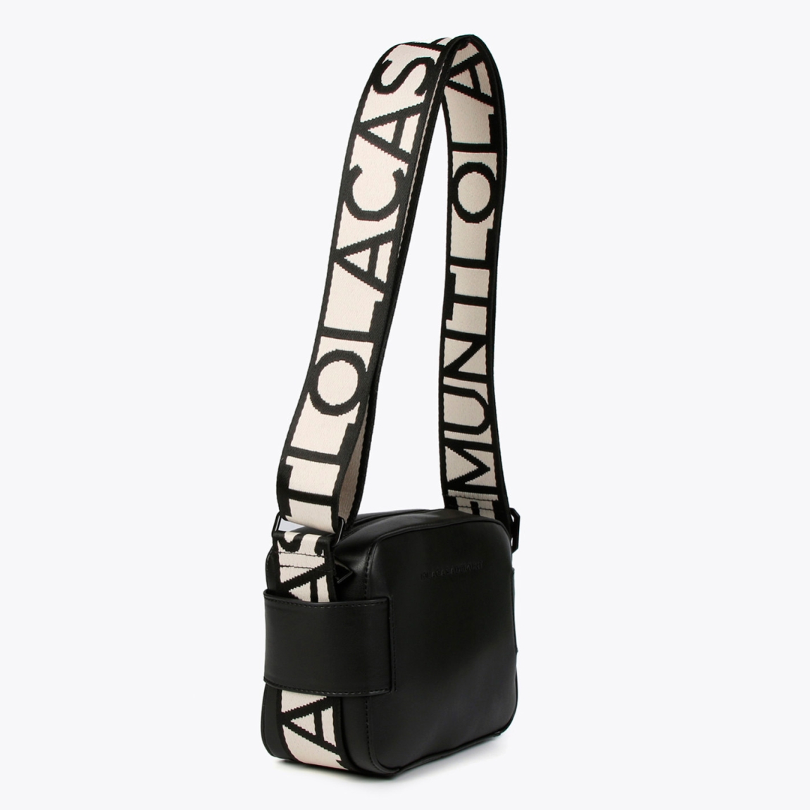 Bolso de la marca Lola Casademunt, modelo NOA. Bolso bandolera elaborado en piel color negro con logo de la marca en la parte frontal. Cuenta con compartimento interior amplio y un bolsillo interior. Cierre con cremallera y asa extraíble con estampado de la marca en negro y blanco. Medidas del bolso: alto 14cm y ancho 18cm. Este bolso Lola Casademunt NOA es un clásico, con un estilo versátil y atemporal. Perfecto para combinarlo con todos tus looks!