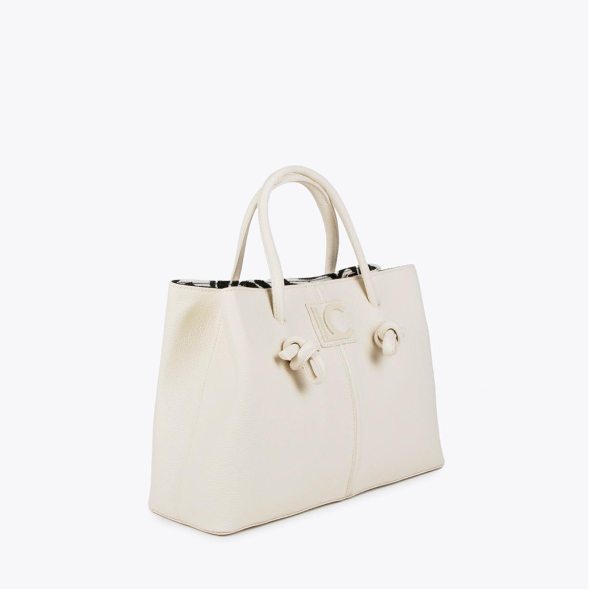 Bolso shopper de la marca Lola Casademunt, modelo ISLA. Exterior en piel color blanco. Detalle de nudos e interiores de animal print cebra. Contiene distintos compartimentos interiores y pequeño bolsillo con cremallera. Cierre imantado.ALTO: 26,5 cm - LARGO: 38 cm - ANCHO: 13,5 cm / BANDOLERA: 57 cm