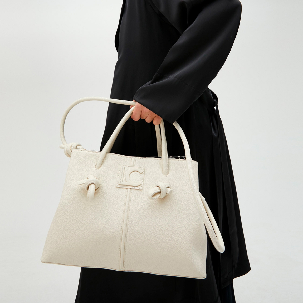 Bolso shopper de la marca Lola Casademunt, modelo ISLA. Exterior en piel color blanco. Detalle de nudos e interiores de animal print cebra. Contiene distintos compartimentos interiores y pequeño bolsillo con cremallera. Cierre imantado.ALTO: 26,5 cm - LARGO: 38 cm - ANCHO: 13,5 cm / BANDOLERA: 57 cm