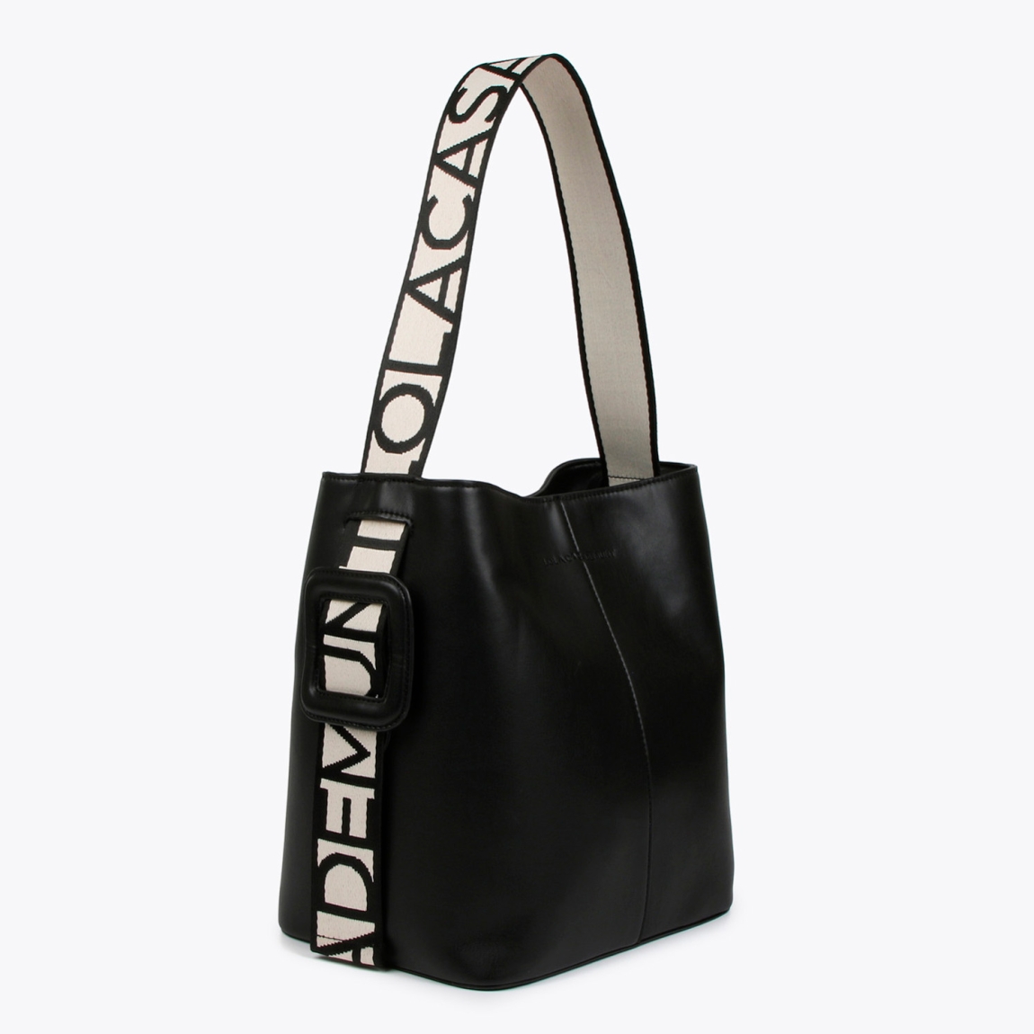 Bolso shopper de la marca Lola Casademunt, modelo LUTTER. Exterior en piel color negro con asas logotipadas. Detalle de bolsillo interior con cremallera y cierre con imán.ALTO: 28 cm - LARGO: 25,5 cm - ANCHO: 19 cm / BANDOLERA: 54 cm
