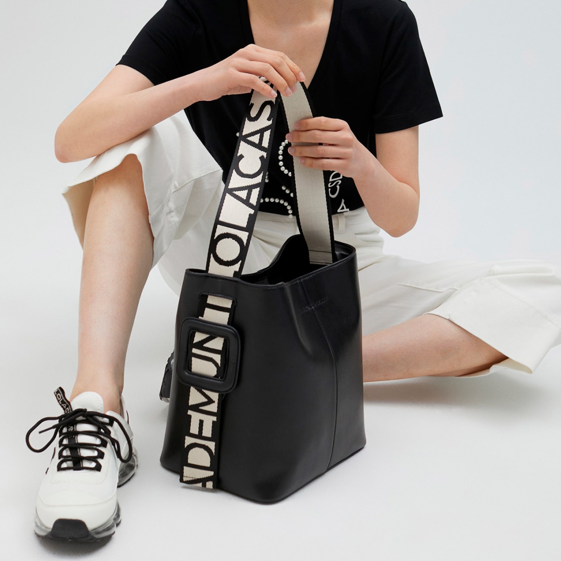 Bolso shopper de la marca Lola Casademunt, modelo LUTTER. Exterior en piel color negro con asas logotipadas. Detalle de bolsillo interior con cremallera y cierre con imán.ALTO: 28 cm - LARGO: 25,5 cm - ANCHO: 19 cm / BANDOLERA: 54 cm