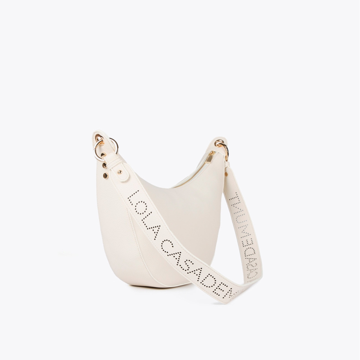 Bolso bandolera mini hobo de la marca Lola Casademunt, modelo ANAHI. Exterior en efecto piel color blanco y detalles de tachuelas planas. Contiene compartimento interior y asa bandolera troquelada. Cierre con cremallera.ALTO: 21 cm - LARGO: 38 cm - ANCHO: 10 cm / BANDOLERA: 87 cm